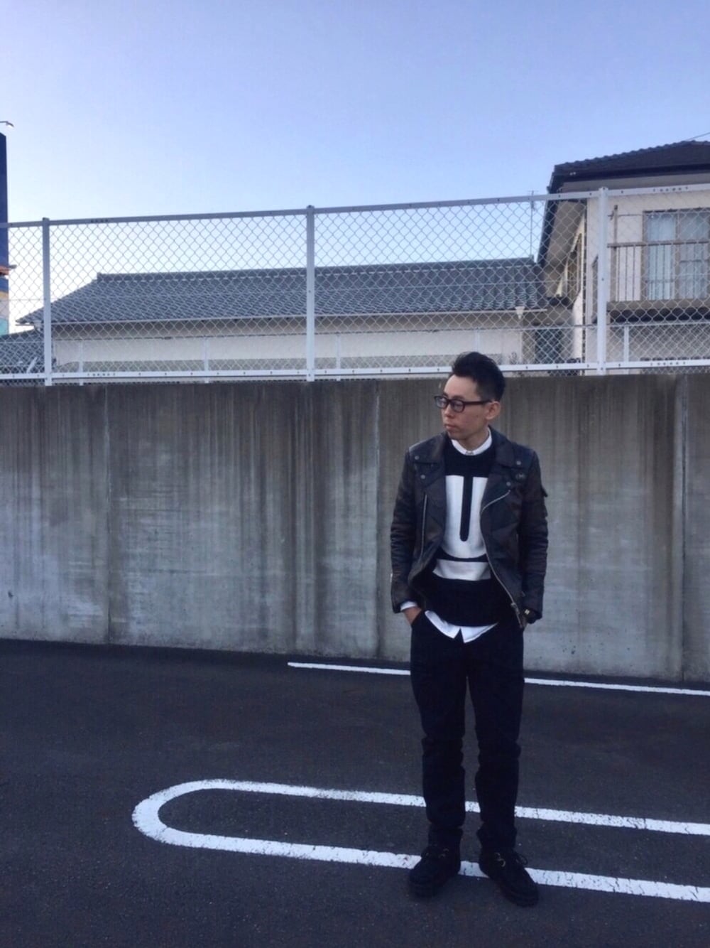 その他のライダースジャケット、ブラック系のニット/セーター、ブラック系のその他パンツを着用したメンズの春コーディネートの1枚目の写真