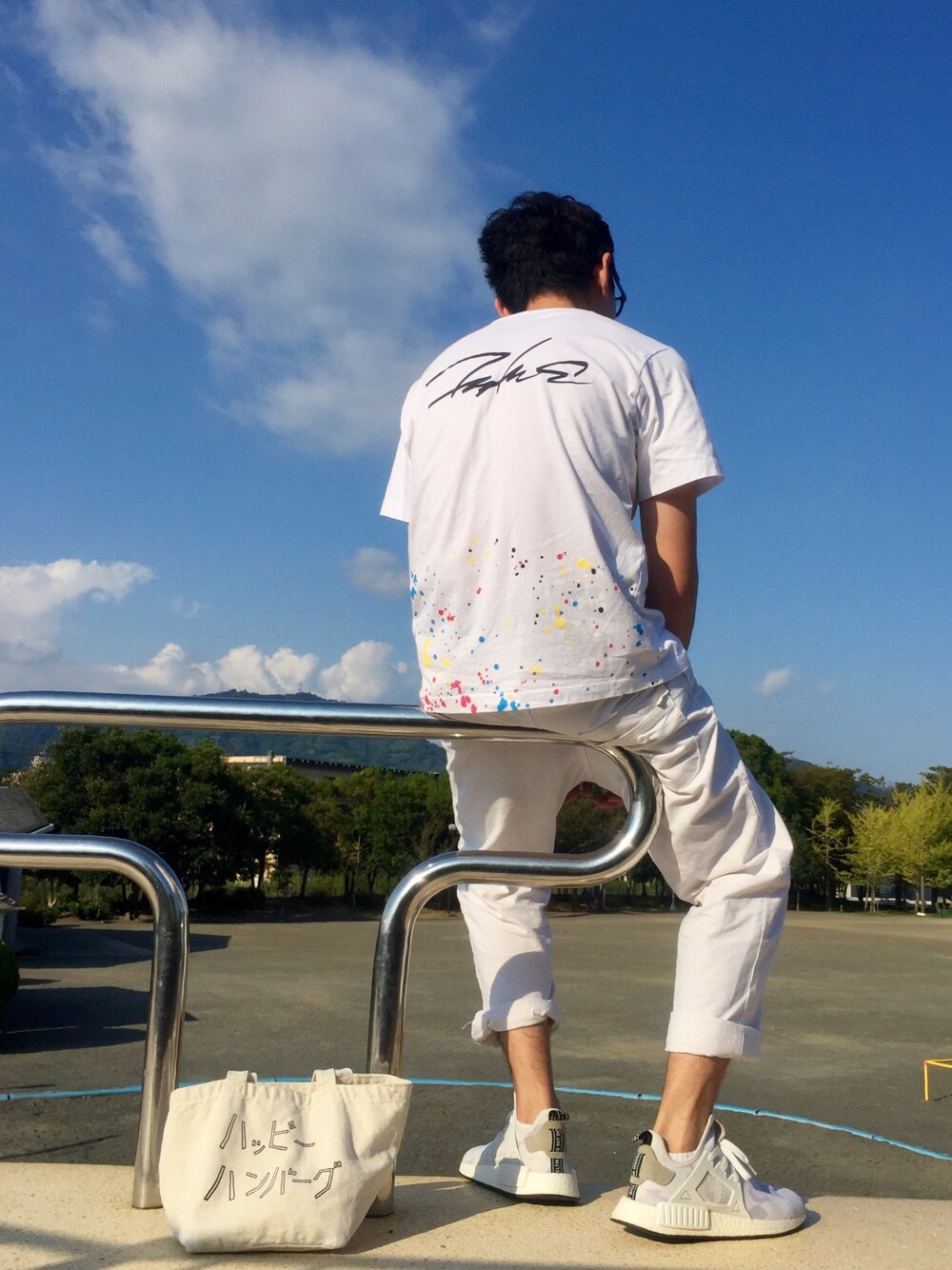 「1人バックプリント祭り、休日スタイル、パパコーデ、公園スタイル、オールホワイト、ハッピーハンバーグ、UNIQLO、adidas、NMD、背ロゴ」｜「UNIQLOのフューチュラグラフィックT（半袖）（Tシャツ/カットソー、ホワイト系）」を使った、Heroさん（メンズ・173cm）の秋コーディネートの1枚目の写真