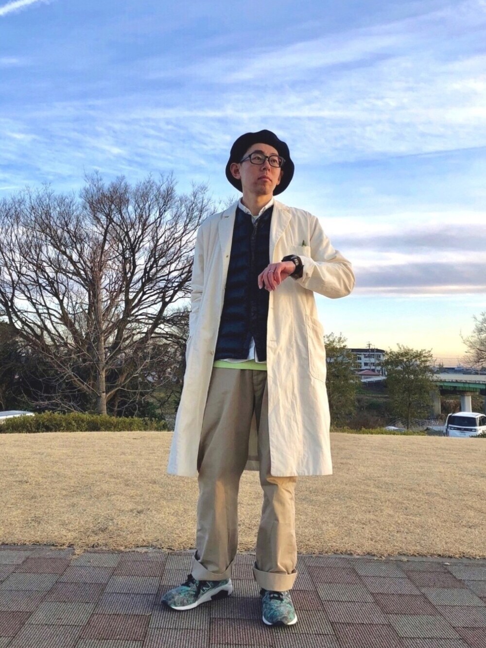 「休日スタイル、パパコーデ、ショップコート、ベレー帽、ダウンベスト、白シャツ、チノパン、スニーカー、YAECA、New Balance」｜「MOUNTAIN RESEARCHのアイテム（ハンチング/ベレー帽、ブラック系）」を使った、Heroさん（メンズ・173cm）の冬コーディネートの1枚目の写真