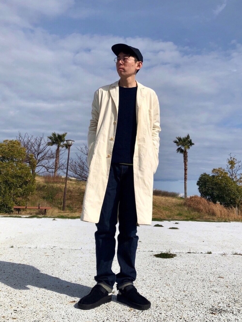 「休日スタイル、シンプル、春コーデ、デニムパンツ、ビートニック、ショップコート、サーマル、サンダル、reebok、YAECA」｜「WTAPSのアイテム（キャップ、ブラック系）」を使った、Heroさん（メンズ・173cm）の冬コーディネートの1枚目の写真