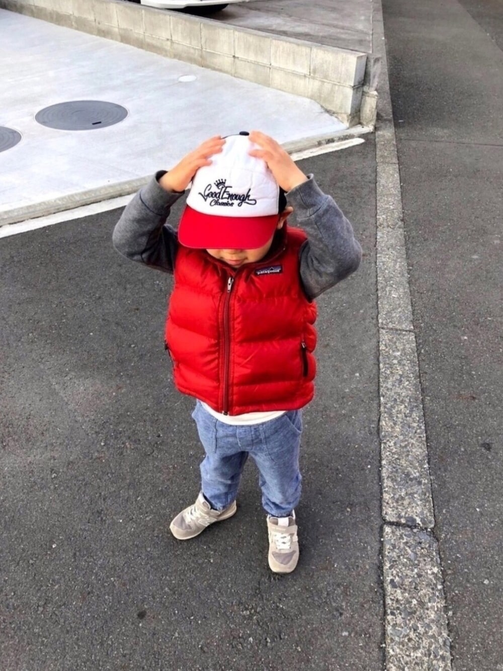 「男の子、キャップ、ダウンベスト、patagonia、パタゴニア、GOODENOUGH、New Balance、裏原、キッズファッション、カジュアル」｜「GOODENOUGHのアイテム（キャップ、ホワイト系）」を使った、Heroさん（キッズ・100cm）の春コーディネートの1枚目の写真