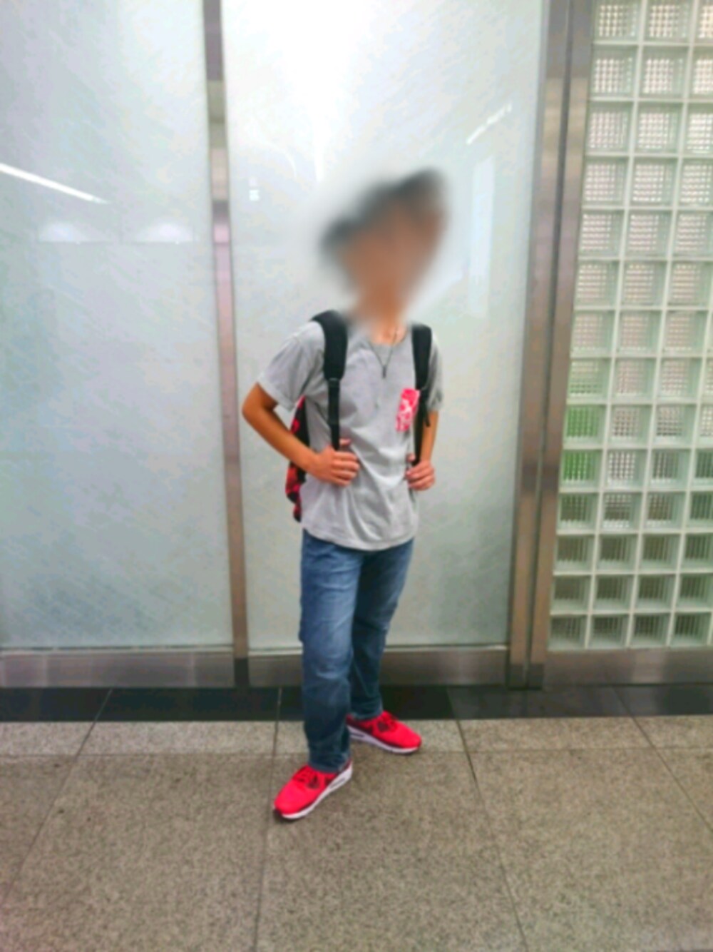 「夏コーデ、シンプルコーデ、ナイキ、アディダス、トミーヒルフィガー(TOMMY HILFIGER)、GU」｜「adidasのアイテム（バックパック/リュック、レッド系）」を使った、チュートロさん（メンズ・168cm）の夏コーディネートの1枚目の写真