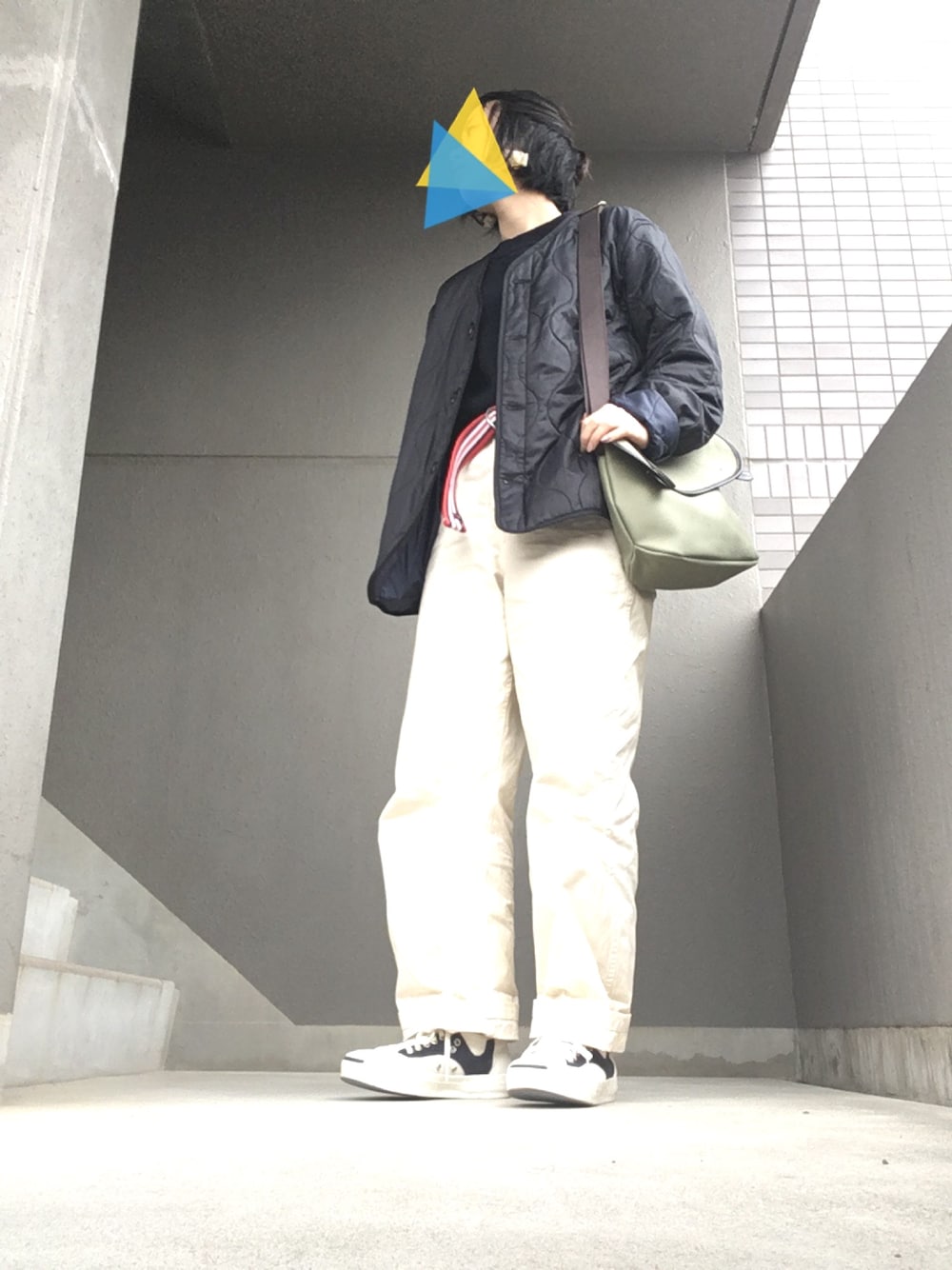 「Bredy、converse、BEAMS BOY」｜「BEAMS BOYのBEAMS BOY / 5ゲージ バックアロー クルー ニット（ニット/セーター、ブルー系）」を使った、Miikiiさん（レディース・163cm）の春コーディネートの1枚目の写真