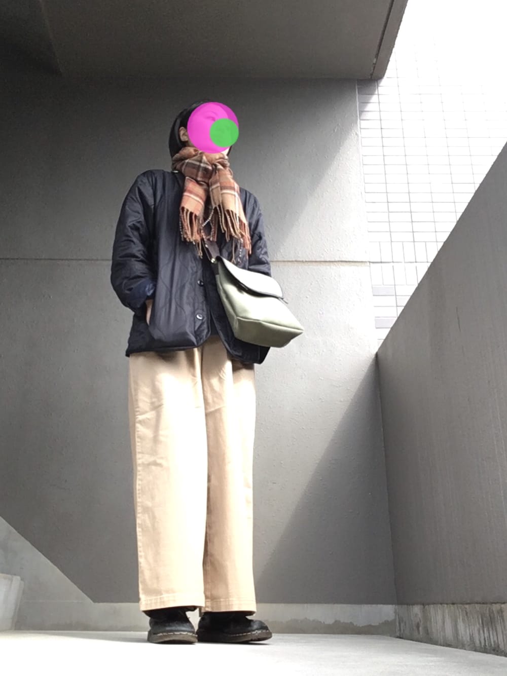 「studio clip、Bredy、チノパン、ドクターマーチン、UNIQLO」｜「studio CLIPのアイテム（マフラー、ブラウン系）」を使った、Miikiiさん（レディース・163cm）の春コーディネートの1枚目の写真