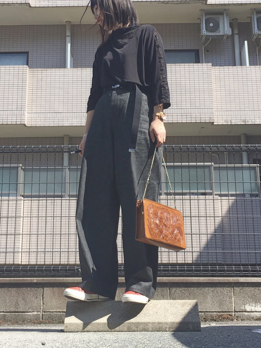 「ブラックデニム、converse、digawel、used」｜「usedのアイテム（Tシャツ/カットソー、ブラック系）」を使った、Miikiiさん（レディース・163cm）の秋コーディネートの1枚目の写真