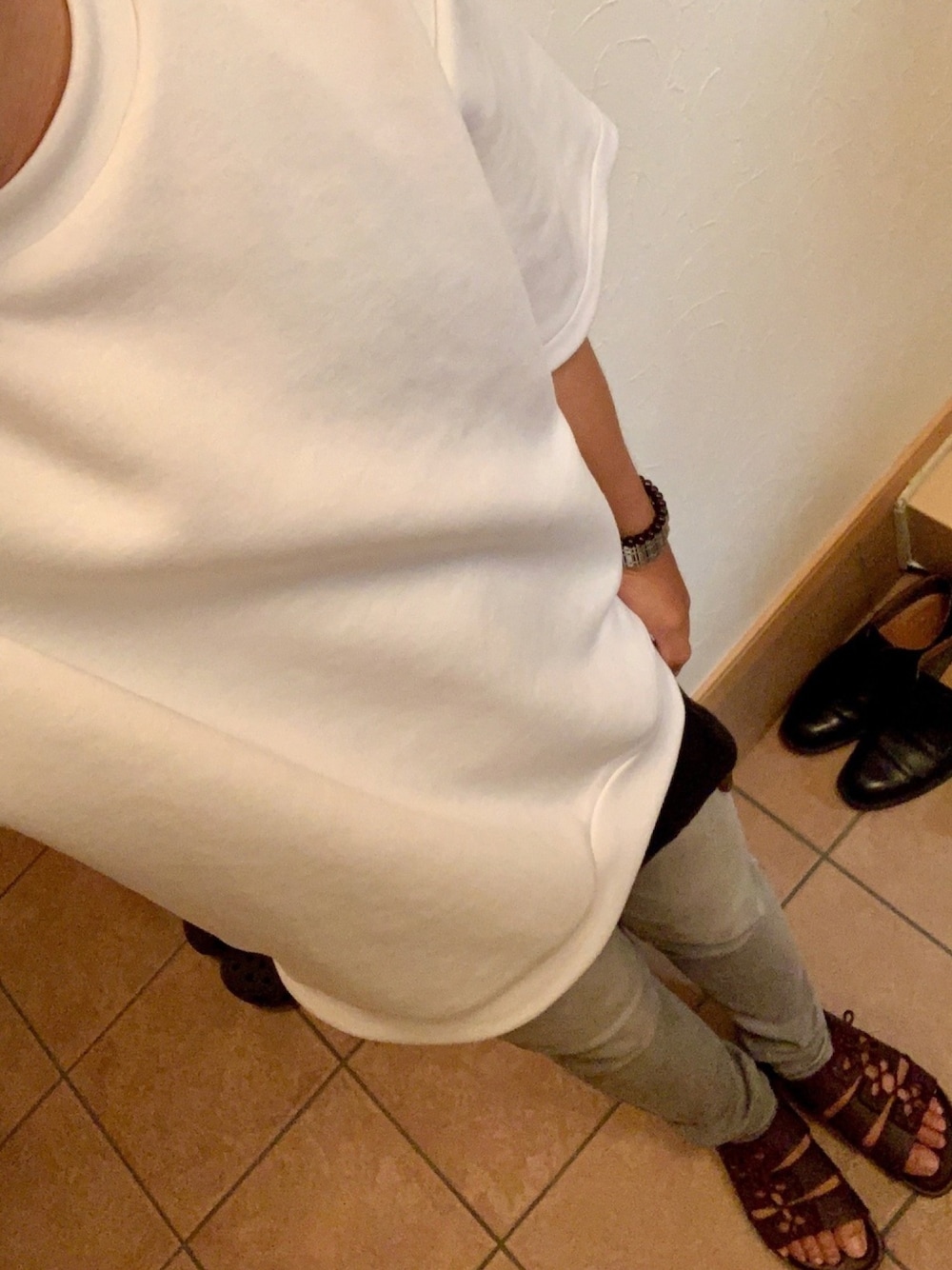 「休日スタイル、シンプル、GU、白Tシャツ、UNIQLO、グレーパンツ、サンダル、ビルケンシュトック、バーバリー」｜「GUのアイテム（Tシャツ/カットソー、ホワイト系）」を使った、ふる〜いの着るヤツ。さん（メンズ・173cm）の夏コーディネートの1枚目の写真