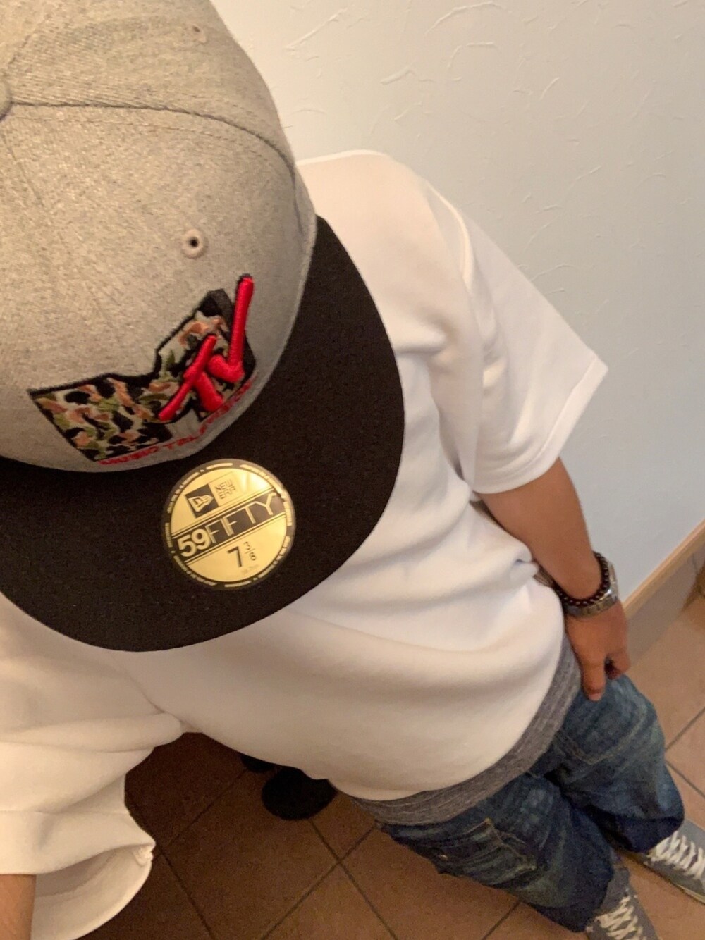 「シンプルコーデ、きれいめカジュアル、白Tシャツ、ワイドパンツ、スニーカー、キャップ、ニューエラ、GU、カバンドズッカ(CABANE de ZUCCa)、コンバース」｜「NEW ERAのアイテム（キャップ、グレー系）」を使った、ふる〜いの着るヤツ。さん（メンズ・173cm）の春コーディネートの1枚目の写真