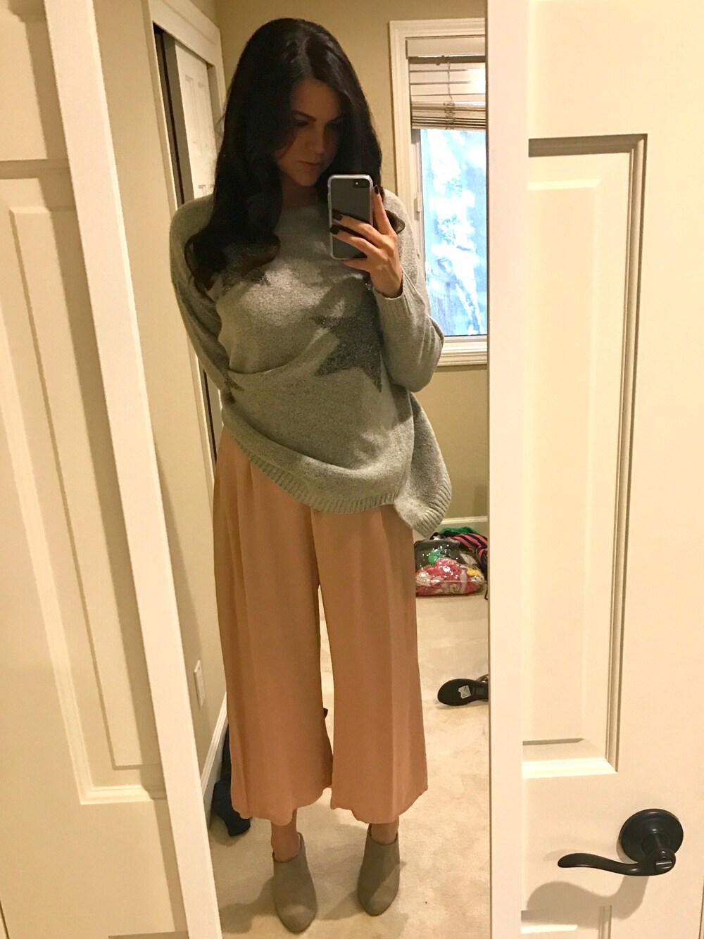 「AnthroStyle、contest」｜「Anthropologieのアイテム（スウェット、グレー系）」を使った、Kelli Murphyさん（レディース・180cm）の春コーディネートの1枚目の写真