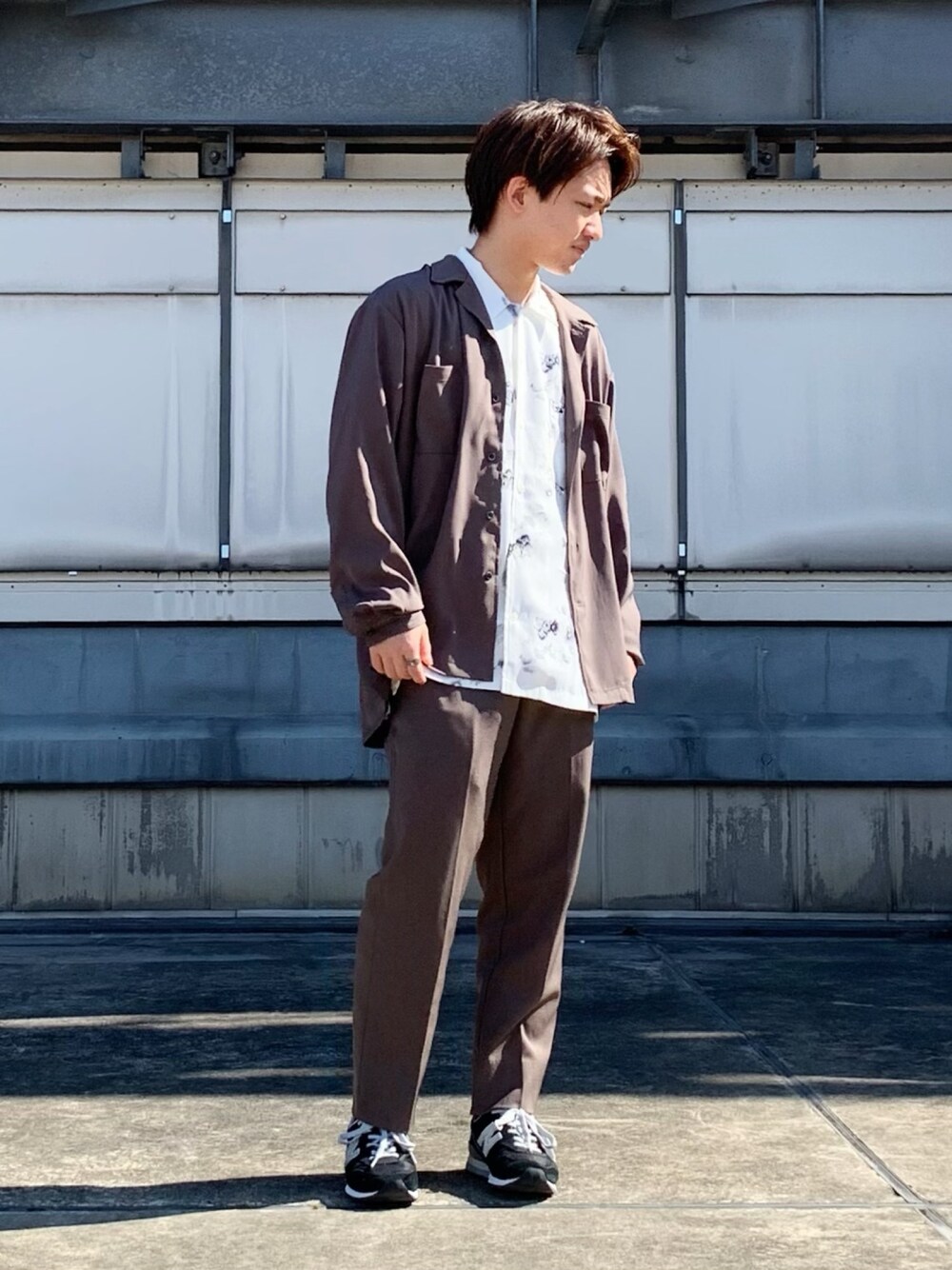 kousukeさんの「【極上のタッチ・滑らかな着心地】シルキードレープオープンカラーシャツ（JUNRed）」を使ったコーディネートの1枚目の写真