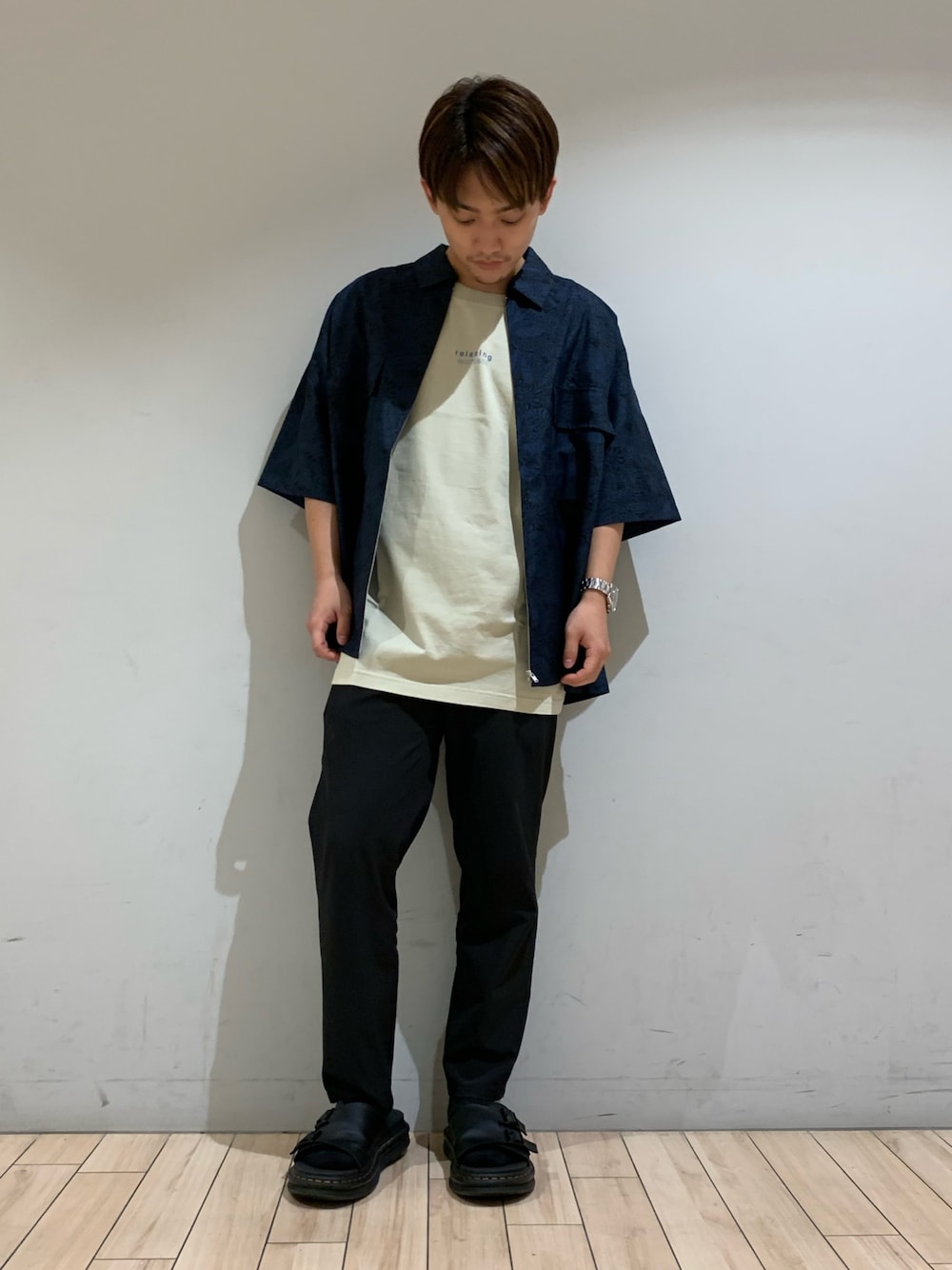 「シンプル、ペイズリー柄、zip、グラフィックＴ、スラックスパンツ、Junred、低身長、靴下 × サンダル、ドクターマーチン」｜「JUNREDのバックグラフィックプリントTシャツ（Tシャツ/カットソー、ベージュ系）」を使った、kousukeさん（メンズ・160cm）の夏コーディネートの1枚目の写真