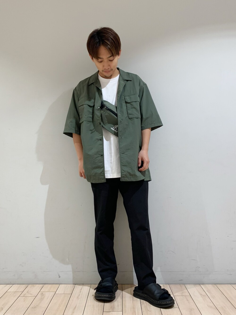 グリーン系のシャツ/ブラウス、ブラック系のその他パンツを着用したメンズの夏コーディネートの1枚目の写真