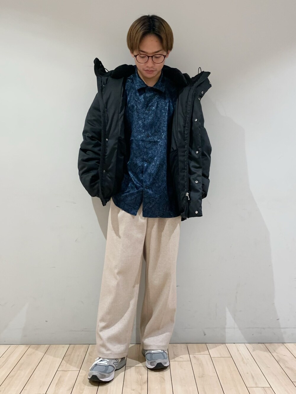 「柄シャツ、ベージュ、ダウン、冬コーデ、スニーカーコーデ、ワイドパンツ、シャツスタイル、あったかコーデ、Junred、keiくん」｜「JUNREDのシームレスグリーンダウンジャケット（ダウンジャケット/コート、ブラック系）」を使った、kousukeさん（メンズ・160cm）の冬コーディネートの1枚目の写真