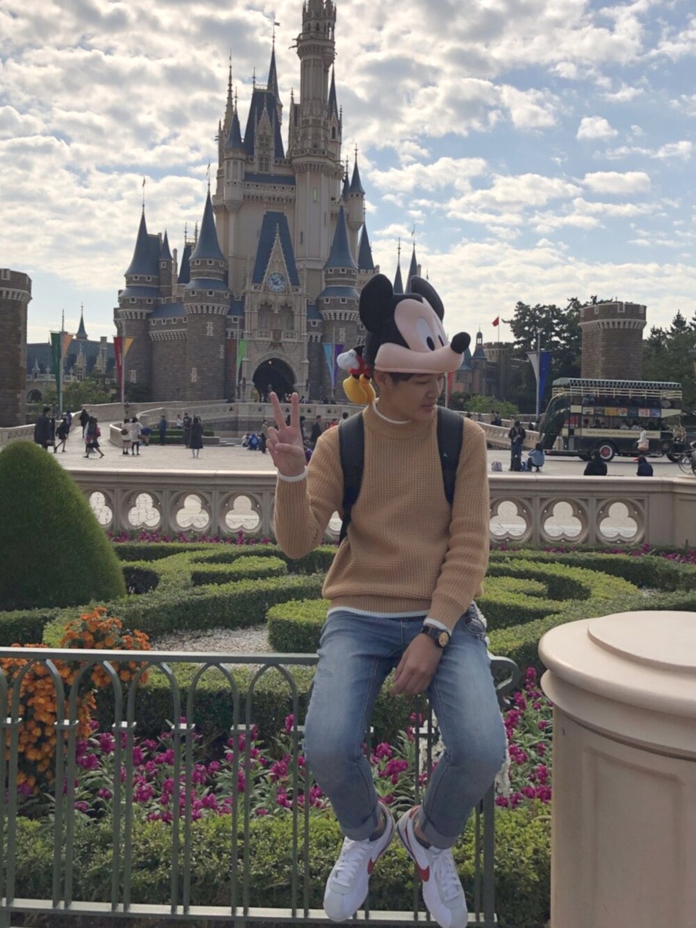 「TOKYO、disney、travel」｜「plain-meのアイテム（ニット/セーター、ゴールド系）」を使った、Cheer  さん（メンズ・170cm）の秋コーディネートの1枚目の写真