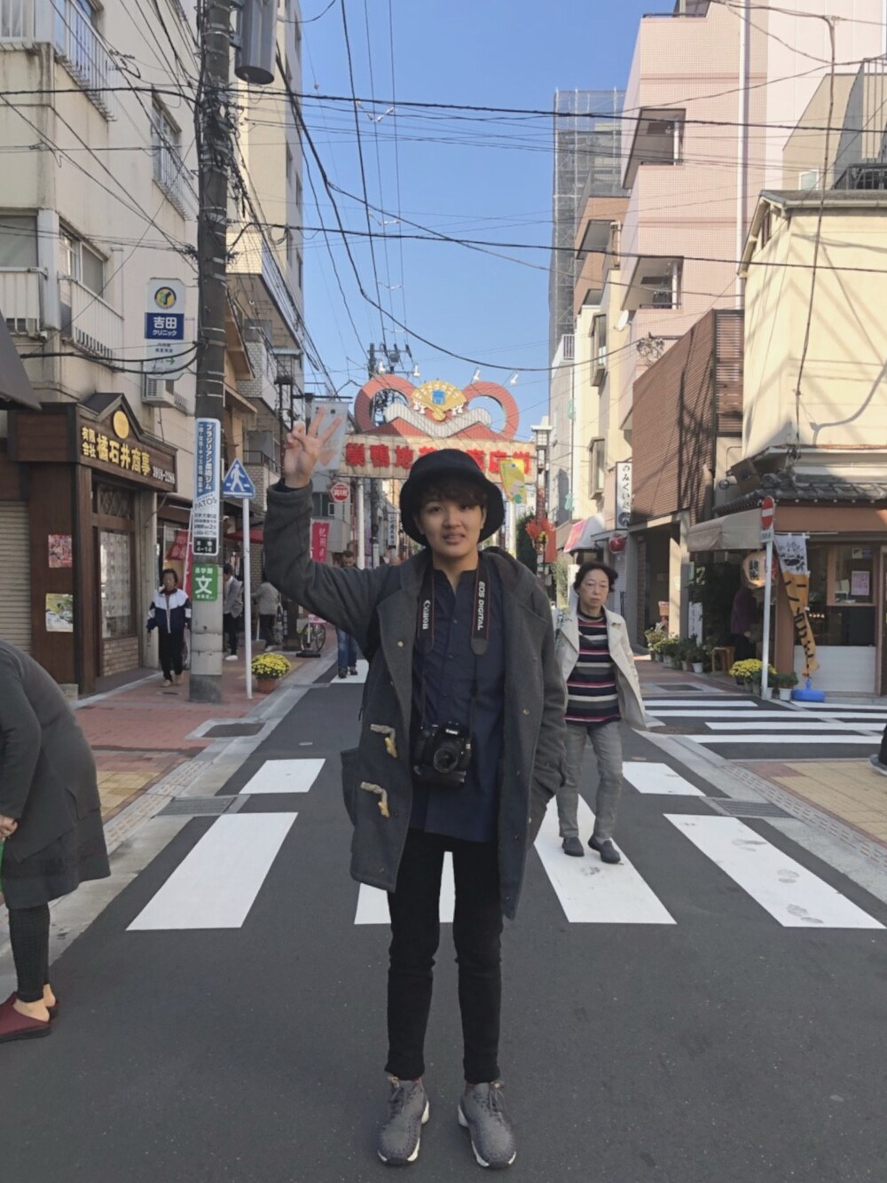 「TOKYO」｜「GUのアイテム（デニムジャケット、グレー系）」を使った、Cheer  さん（メンズ・170cm）の秋コーディネートの1枚目の写真