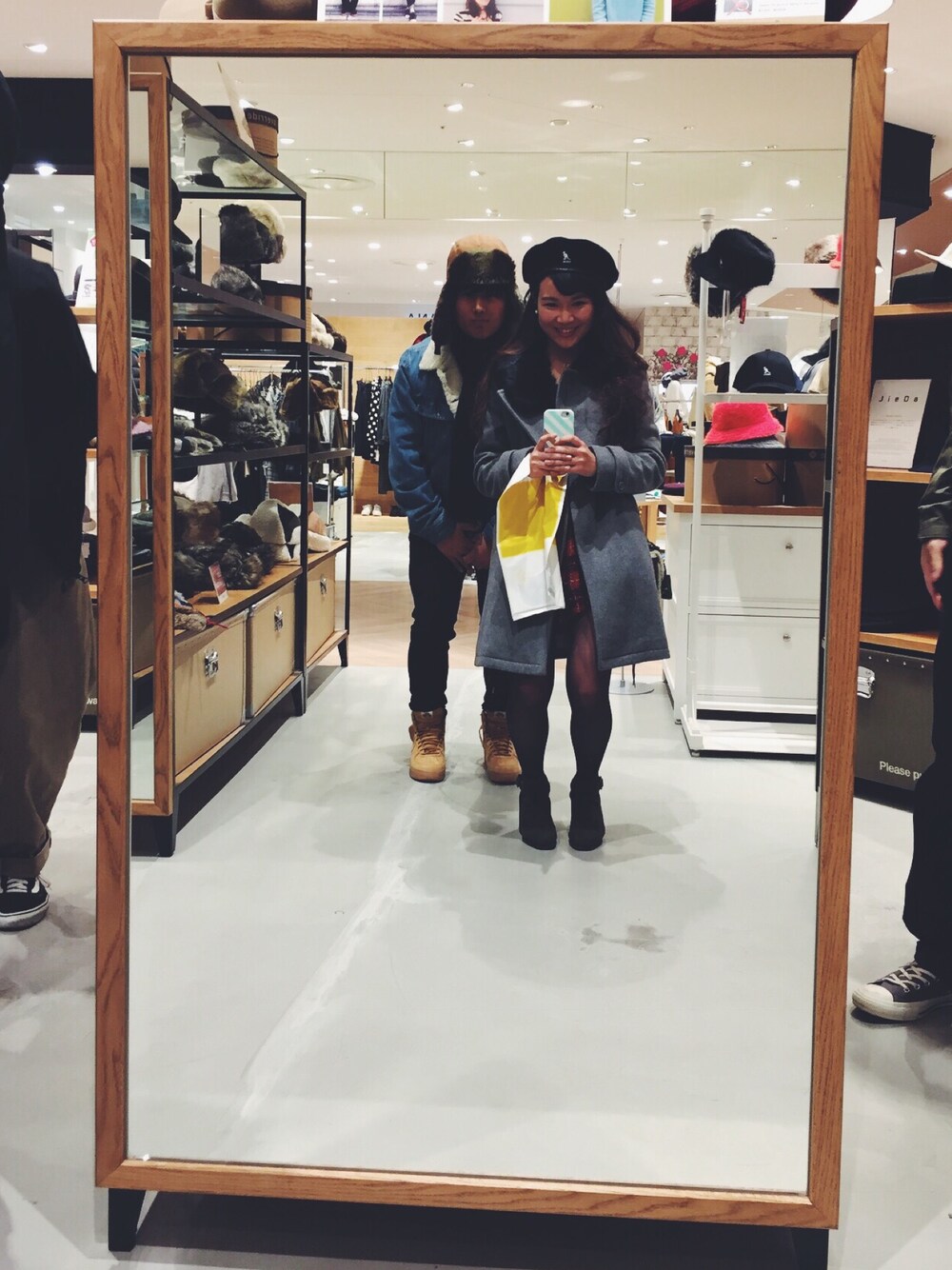 「winter、black、KANGOL、ベレー帽、梅田、ルクアイーレ、帽子、20デニールタイツ、チェックパンツ」｜「SNIDELのアイテム（つなぎ/オールインワン、ブラック系）」を使った、Sumire.さん（レディース・154cm）の冬コーディネートの1枚目の写真