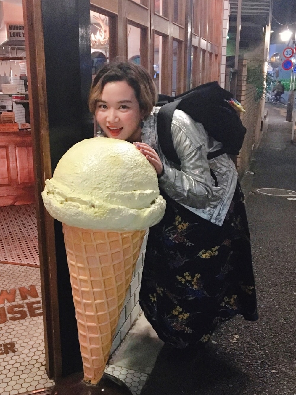 「アクネストゥディオズ、シルバー、ニットブーツ、花柄スカート、バックパック、春コーデ」｜「CARRYNESTのCARRY NEST/CRR S BACK NEST SCOTCHGARD LEATHER リュック（バックパック/リュック、ブラック系）」を使った、Sumire.さん（レディース・154cm）の春コーディネートの1枚目の写真