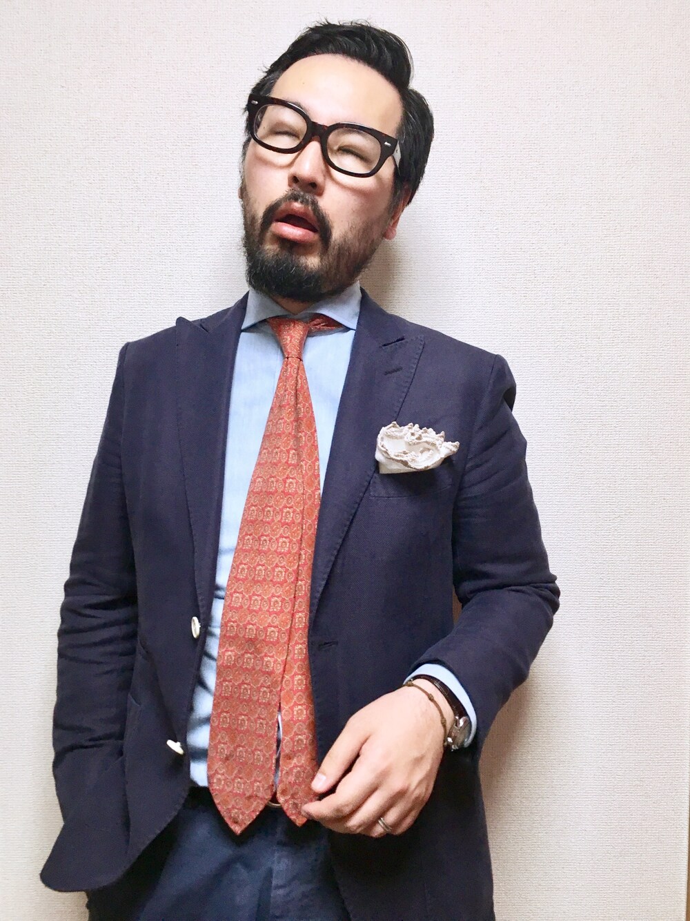 「寝不足、ビジネススタイル、ビジネスカジュアル、ネクタイ、タイドアップ、ポケットチーフ、デニムシャツ、タックパンツ、SpaccaNeapolisTies」｜「EFFECTORのFUZZ（メガネ、ブラウン系）」を使った、あらたくんさん（メンズ・178cm）の春コーディネートの1枚目の写真