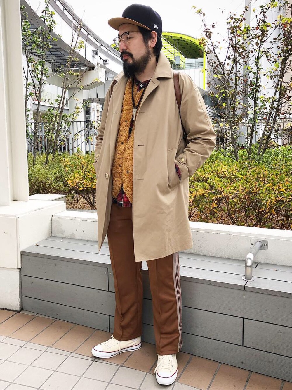 「ステンカラーコート、キャップ、トラックパンツ、サイドライン、NEEDLES、ボア、オールスター、オールスターハイカット、ブラウン」｜「NEW ERAのアイテム（キャップ、ブルー系）」を使った、あらたくんさん（メンズ・178cm）の冬コーディネートの1枚目の写真
