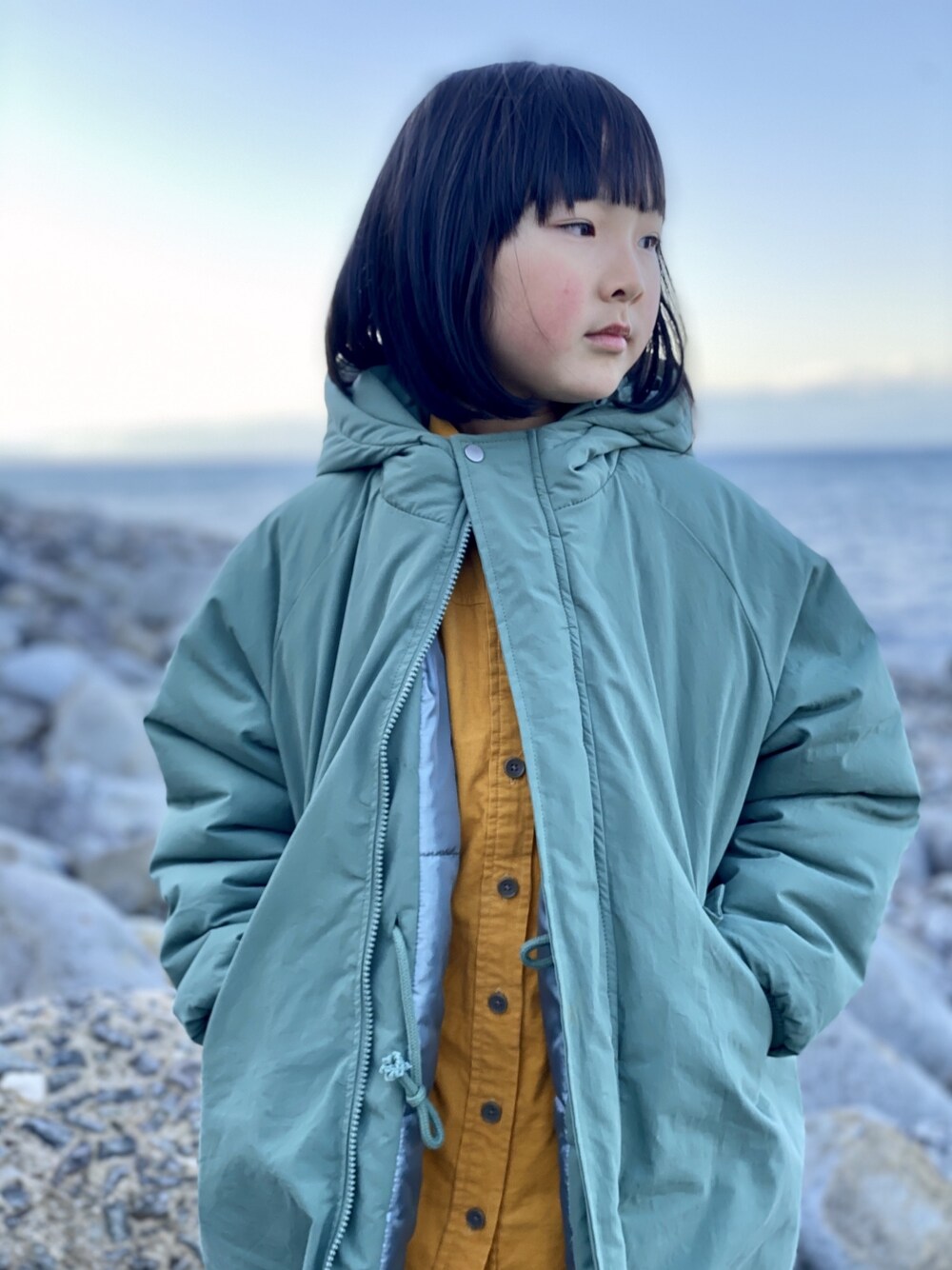 「冬アウター、中綿ジャケット、antiqua、ワンピース、シャツワンピ、小学生、初詣、グリーン」｜「antiquaの中綿ブルゾン（ブルゾン、グリーン系）」を使った、あらたくんさん（キッズ・125cm）の冬コーディネートの1枚目の写真