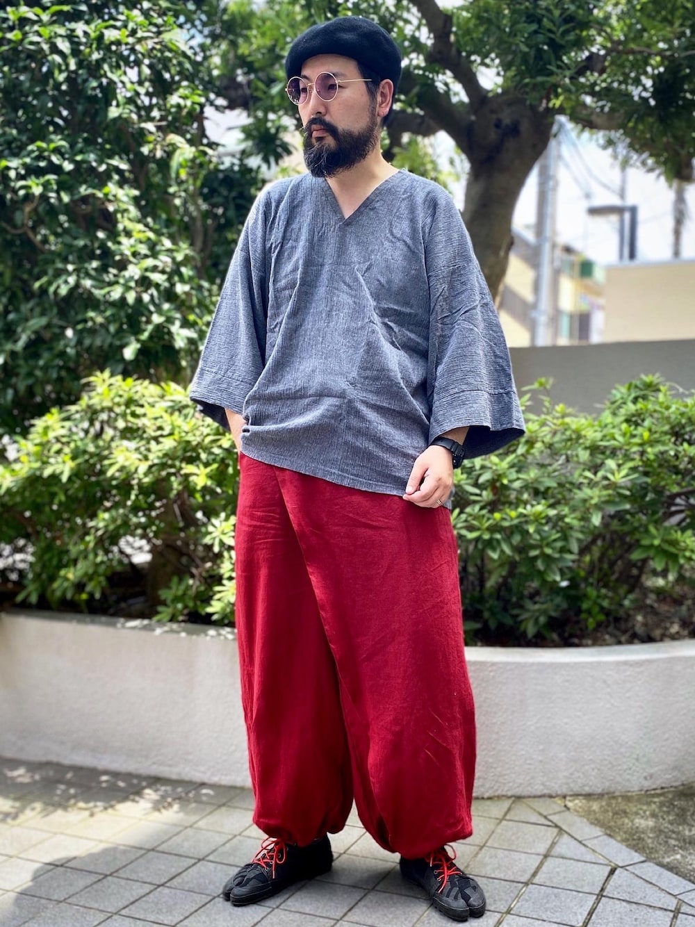 「和服、浴衣、作務衣、着物、SOU・SOU、ベレー帽、赤、丸サングラス」｜「CA4LAのWASHABLE RM SD BERET SS3（ハンチング/ベレー帽、ブラック系）」を使った、あらたくんさん（メンズ・179cm）の夏コーディネートの1枚目の写真