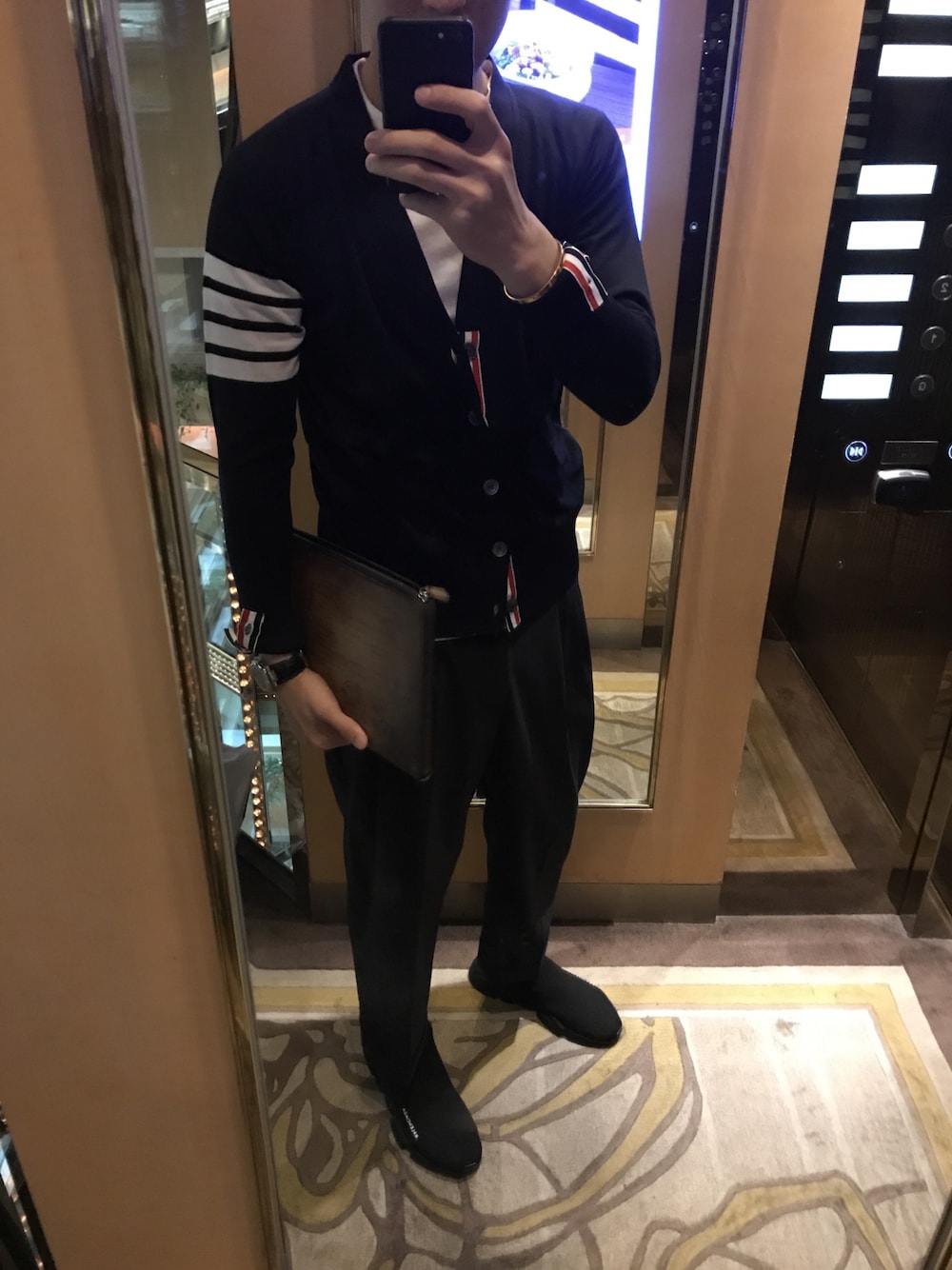 「THOM BROWNEのアイテム（ニット/セーター、ブルー系）」を使った、jiaobo521さん（メンズ・177cm）の春コーディネートの1枚目の写真