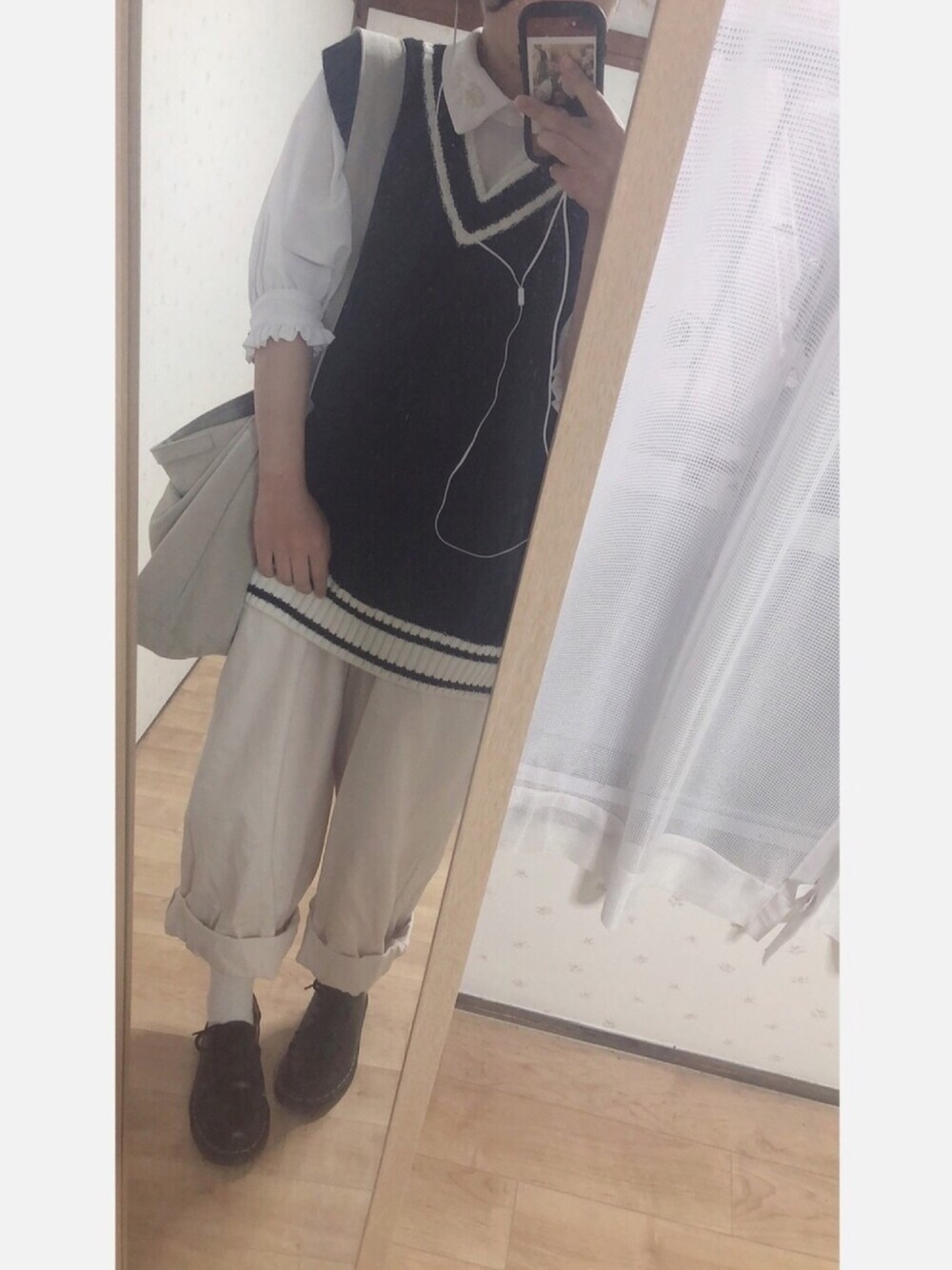 ブルー系のトップス、ホワイト系のシャツ/ブラウス、ホワイト系のその他パンツを着用したレディースの夏コーディネートの1枚目の写真