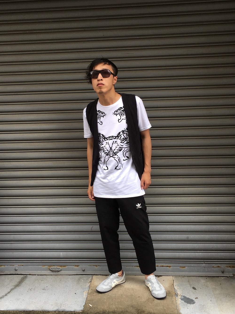 ホワイト系のTシャツ/カットソー、ブラック系のベスト、ブラック系のパンツを着用したメンズの夏コーディネートの1枚目の写真