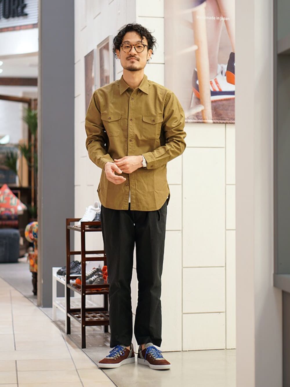 「Patrick、パトリック、スニーカー、めがね、メガネ男子、OLIVER PEOPLES、knot、シャツスタイル、シャツ、ブラック」｜「PATRICKのTUAL-R.O(トゥアール・ラフアウト)_BRD（スニーカー、ブラウン系）」を使った、LB_UENOさん（メンズ・182cm）の冬コーディネートの1枚目の写真