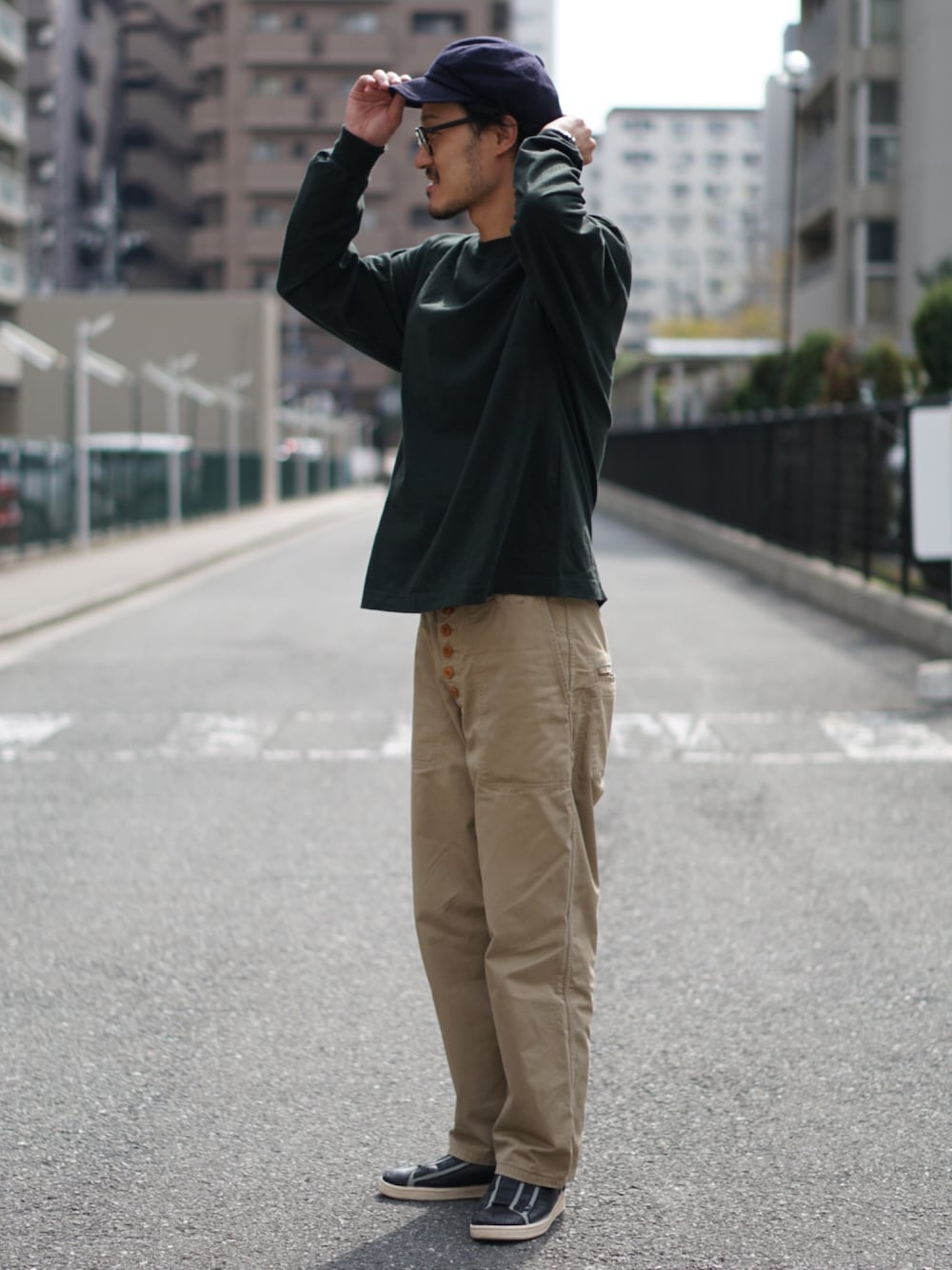 「Patrick、パトリック、スニーカー、シューズ、スリッポン、めがね、メガネ男子、OLIVER PEOPLES、ワイドパンツ、ロンティー」｜「PATRICKのアイテム（スニーカー、ブラック系）」を使った、LB_UENOさん（メンズ・182cm）の秋コーディネートの1枚目の写真