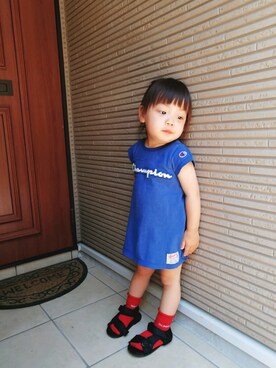 「BREEZE（ブリーズ）のChampionロゴTシャツワンピース（ワンピース、ブルー系）」を使った、punanaさん（キッズ・80cm）の春コーディネート