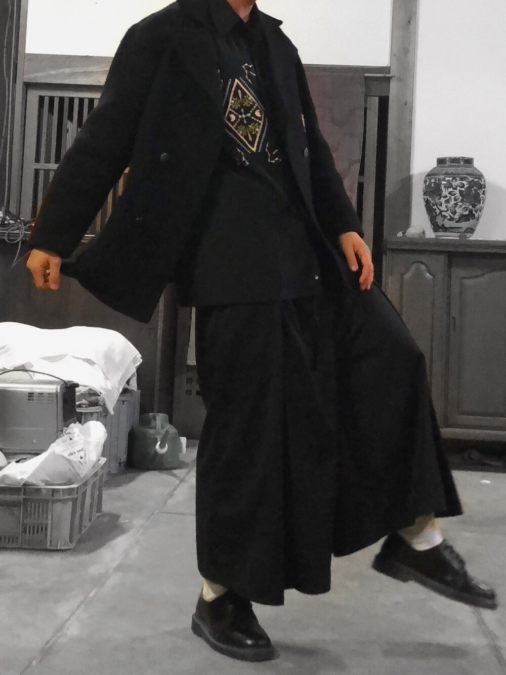 「オールブラック、ドクターマーチン、ハカマパンツ、袴パンツ、刺繍シャツ、古着コーデ、春コーデ、ワイドパンツ、白ソックス、靴下屋」｜「usedのアイテム（ブルゾン、ブラック系）」を使った、スガワラさん（メンズ・170cm）の冬コーディネートの1枚目の写真