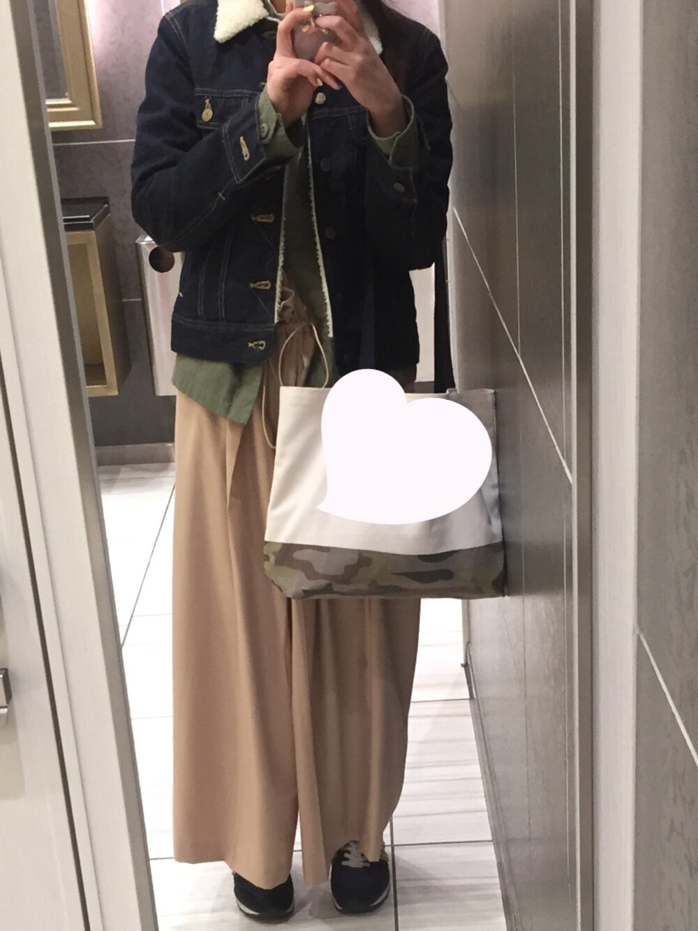 ブルー系のデニムジャケット、ベージュ系のその他パンツ、グリーン系のミリタリージャケットを着用したレディースの春コーディネートの1枚目の写真