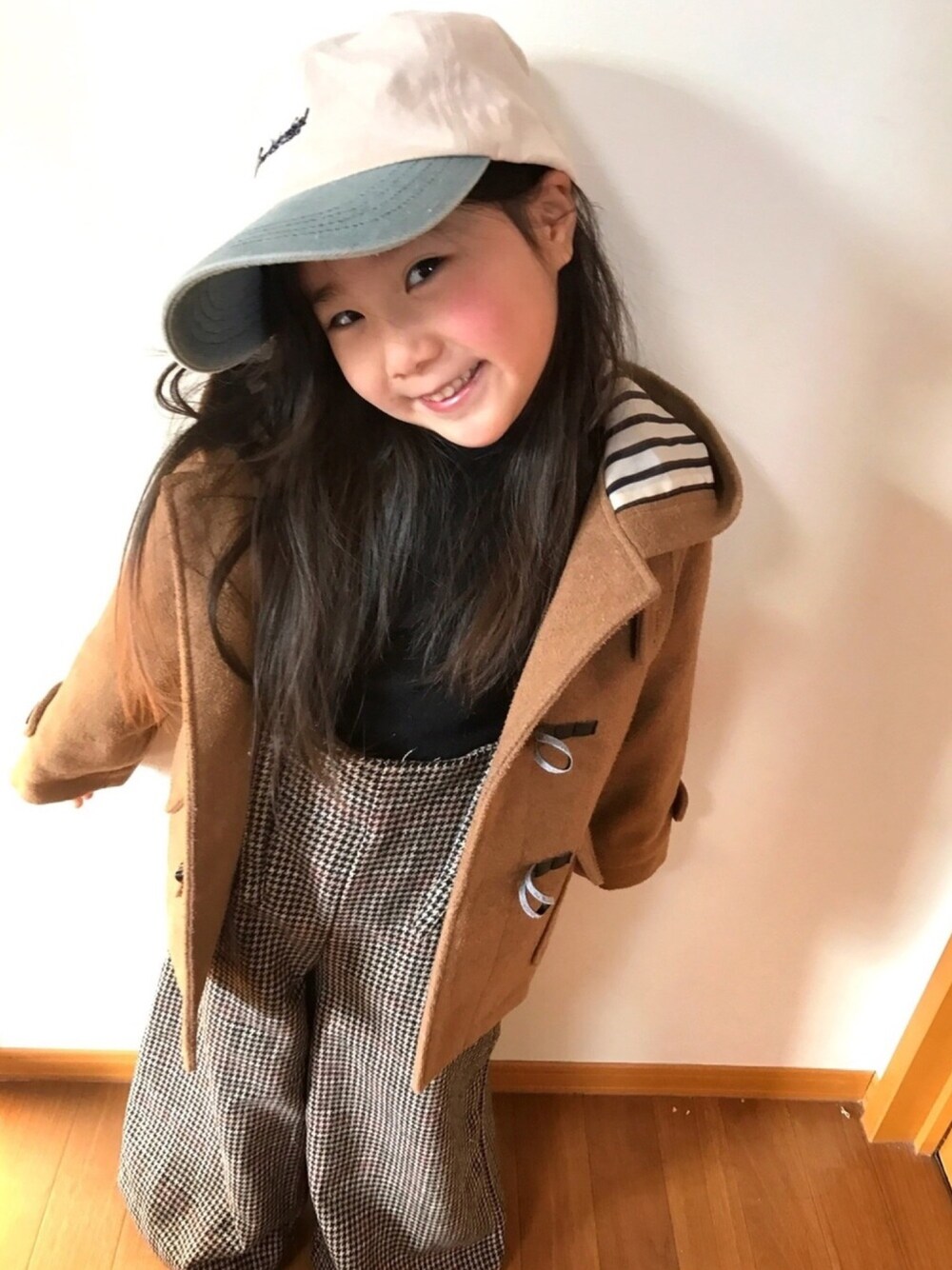「GLOBAL WORKのダッフルコート/550014（ダッフルコート、ベージュ系）」を使った、SENAEMIさん（キッズ・100cm）の冬コーディネートの1枚目の写真