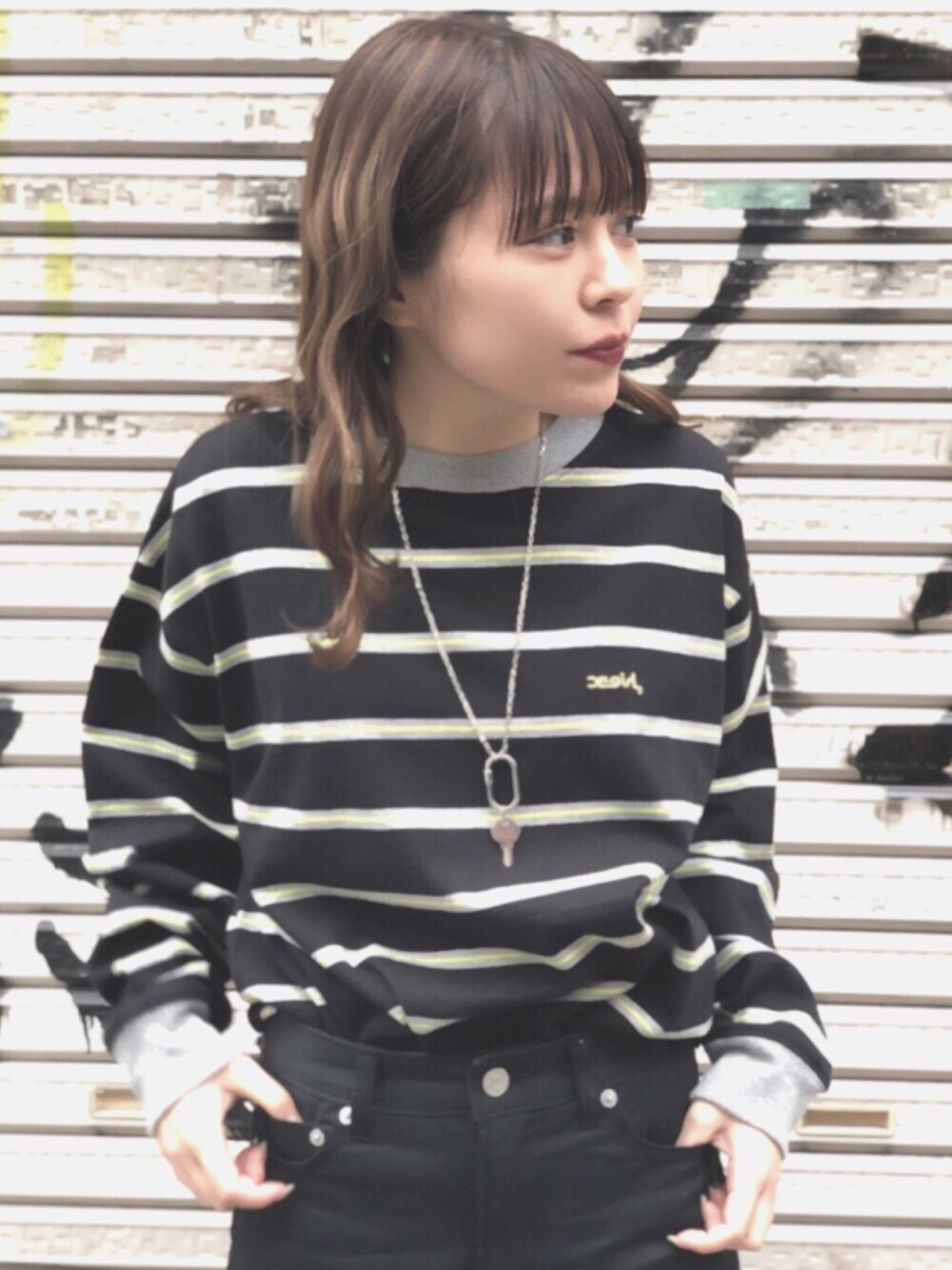 ブラック系のTシャツ/カットソー、ブラック系のその他パンツ、シルバー系のネックレスを着用したレディースの冬コーディネートの1枚目の写真