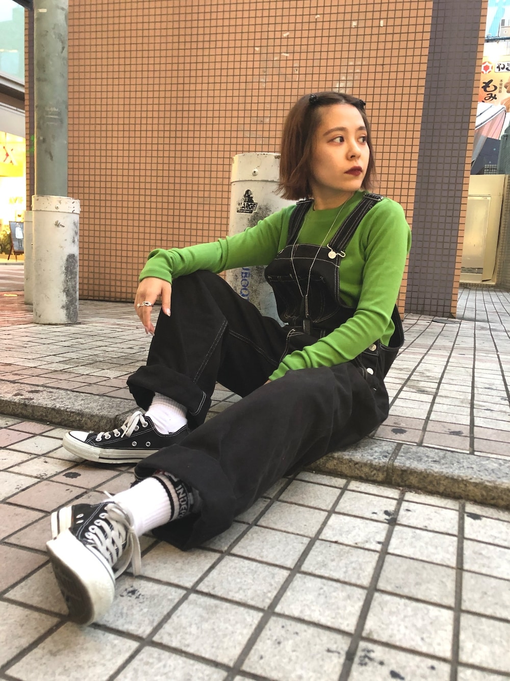 「やっぱりストリートが好き、冬コーデ、大人カジュアル、ストリート、x-girl、エックスガール、低身長、低身長コーデ、コンバース、オーバーオール」｜「X-girlのアイテム（サロペット/オーバーオール、ブラック系）」を使った、Fukuo Yuukaさん（レディース・145cm）の秋コーディネートの1枚目の写真