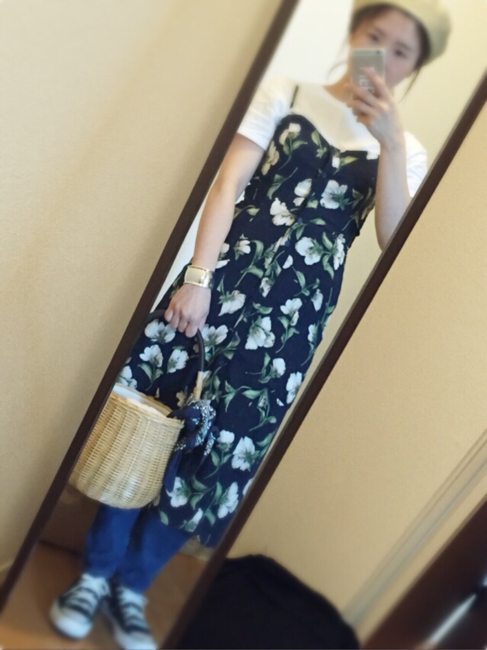 「休日スタイル、スニーカー、オトナ女子、花柄ワンピース、キャミワンピ、ペーパーベレー、TODAYFUL、Tシャツ×デニム、バングル、春コーデ」｜「TODAYFULのPaper Beret（ハンチング/ベレー帽、ベージュ系）」を使った、yukacocoさん（レディース・160cm）の春コーディネートの1枚目の写真