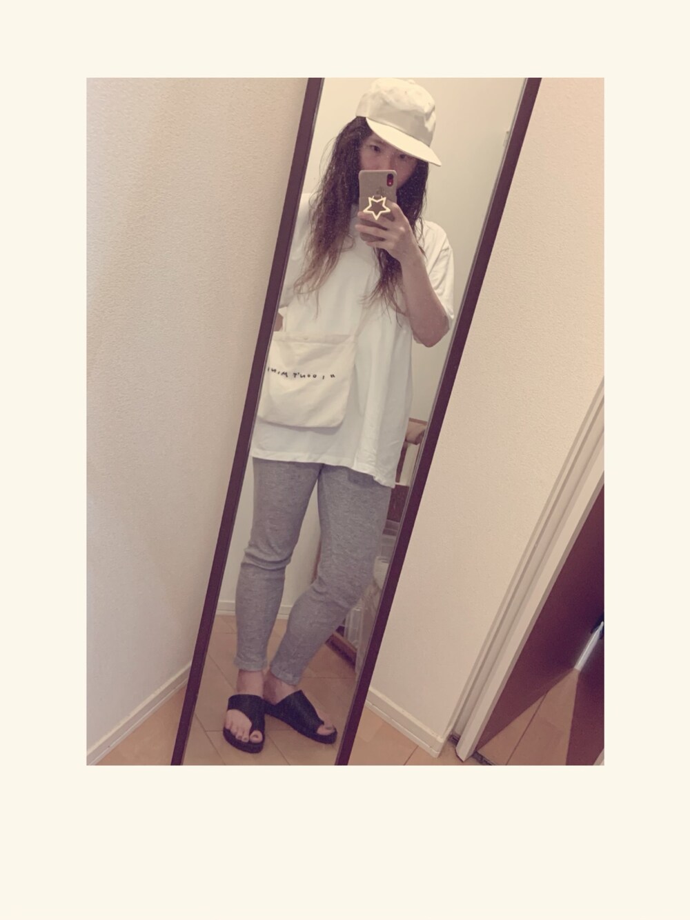 ホワイト系のTシャツ/カットソー、ホワイト系のショルダーバッグ、ブラック系のサンダルを着用したレディースの夏コーディネートの1枚目の写真