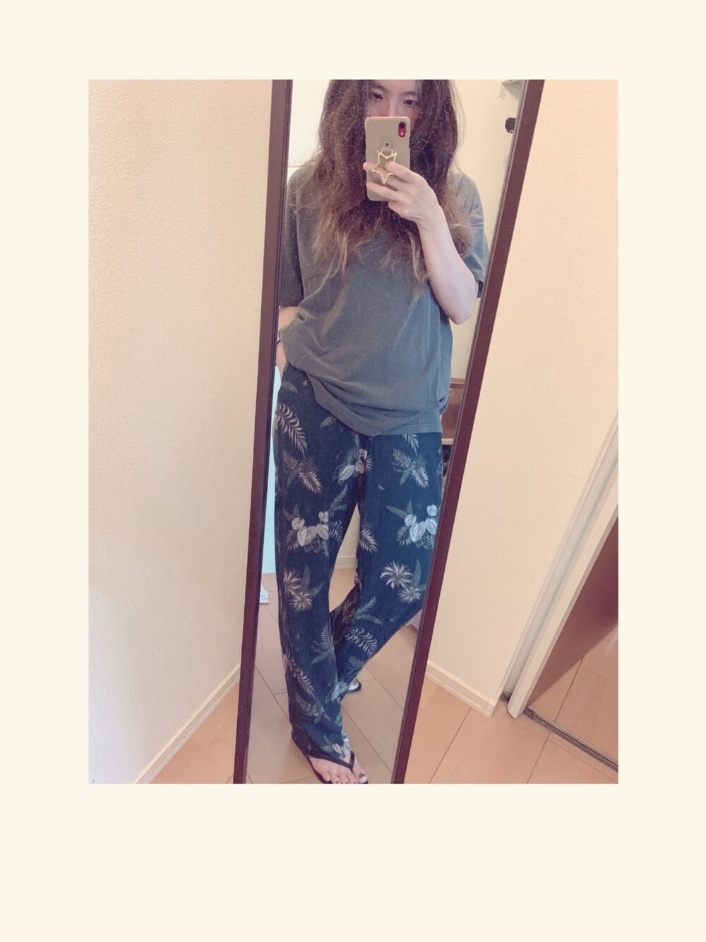 「夏コーデ、大人カジュアル、ラフ、Tシャツ、TODAYFUL、パンツ、アロハ柄、ビーサン、きれいめカジュアル」｜「TODAYFULのバックプリントルーズTシャツ（Tシャツ/カットソー、ブラック系）」を使った、yukacocoさん（レディース・160cm）の夏コーディネートの1枚目の写真