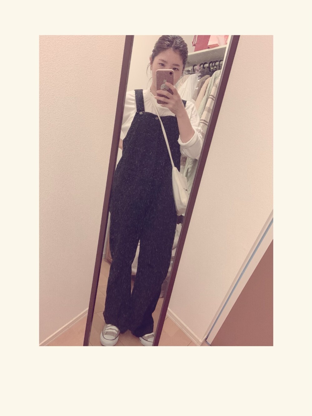 「大人カジュアル、converse、オーバーオール、snidel、カジュアルコーデ、オトナ女子、ロンT、TODAYFUL」｜「TODAYFULのダブルフェイススリットロングTシャツ（Tシャツ/カットソー、ホワイト系）」を使った、yukacocoさん（レディース・160cm）の秋コーディネートの1枚目の写真