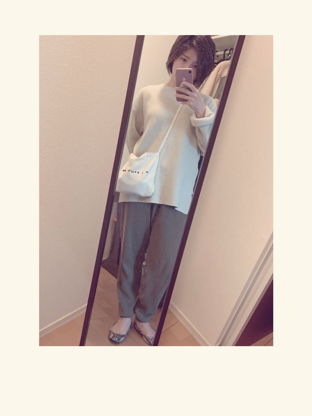 「オトナカジュアル、大人コーデ、ニット、サーマルパンツ、メンズライク、フラットシューズ、パイソン柄、TODAYFUL」｜「TODAYFULのTODAYFUL(トゥデイフル) "Boyfriend"Cutoff Knit"ボーイフレンドカットオフニット／11920543（ニット/セーター、ホワイト系）」を使った、yukacocoさん（レディース・160cm）の冬コーディネートの1枚目の写真