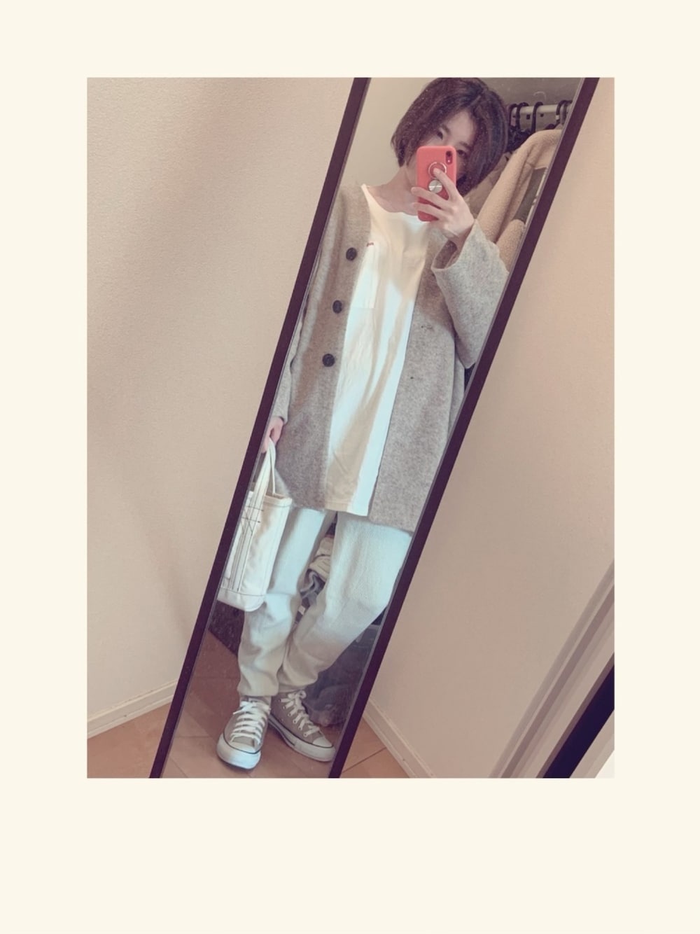 「コクーンコート、Tシャツ、オトナカジュアル、メンズライク、大人コーデ、ワントーンコーデ、converse、サーマルパンツ」｜「TODAYFULのウールコクーンコート（ステンカラーコート、ベージュ系）」を使った、yukacocoさん（レディース・160cm）の冬コーディネートの1枚目の写真