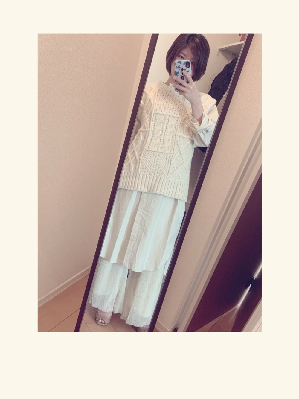「休日スタイル、オトナ女子、オトナカジュアル、はるコーデ、ニットベスト、タイプライターシャツ、シャツワンピ、パンツスタイル、パンプス、TODAYFUL」｜「TODAYFULのケーブルニットベスト（ニット/セーター、ホワイト系）」を使った、yukacocoさん（レディース・160cm）の春コーディネートの1枚目の写真