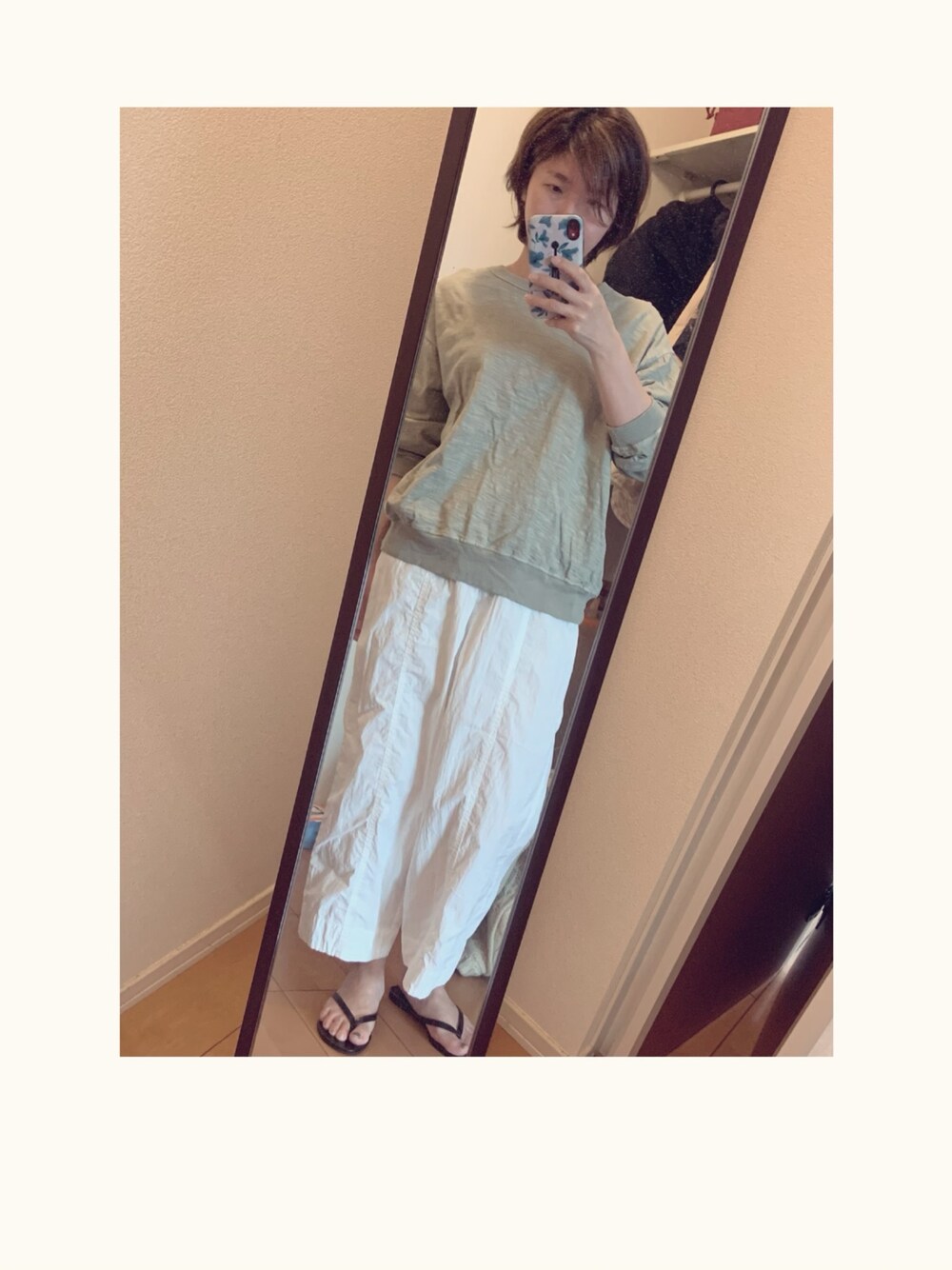 「休日スタイル、大人カジュアル、くすみカラー、TODAYFUL、ロンT、パンツ、ビーチサンダル」｜「TODAYFULのTODAYFUL(トゥデイフル) "Slub Cotton Long T-Shirts"スラブコットンロングTシャツ／12010601（Tシャツ/カットソー、グリーン系）」を使った、yukacocoさん（レディース・160cm）の夏コーディネートの1枚目の写真