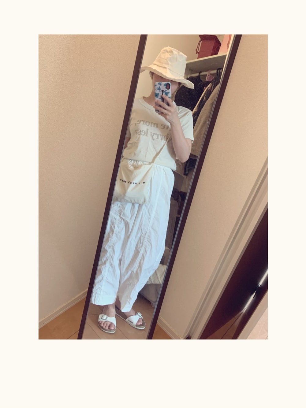 「夏、シンプル、休日スタイル、大人カジュアル、ワントーンコーデ、TODAYFUL、Tシャツ、パンツ、バッグ、ハット」｜「TODAYFULのパラフィンバスケットハット（ハット、ホワイト系）」を使った、yukacocoさん（レディース・160cm）の夏コーディネートの1枚目の写真