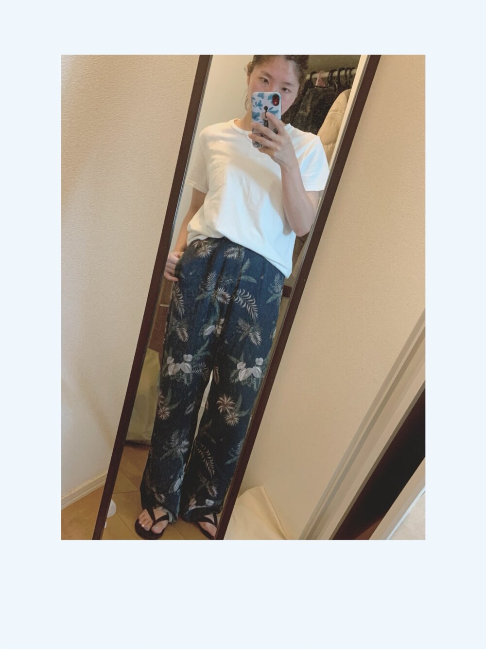 「夏、カジュアル、大人カジュアル、Tシャツ、ビーチサンダル、アロハ柄、パンツ、TODAYFUL」｜「TODAYFULのUseful Tシャツ（Tシャツ/カットソー、ホワイト系）」を使った、yukacocoさん（レディース・160cm）の夏コーディネートの1枚目の写真