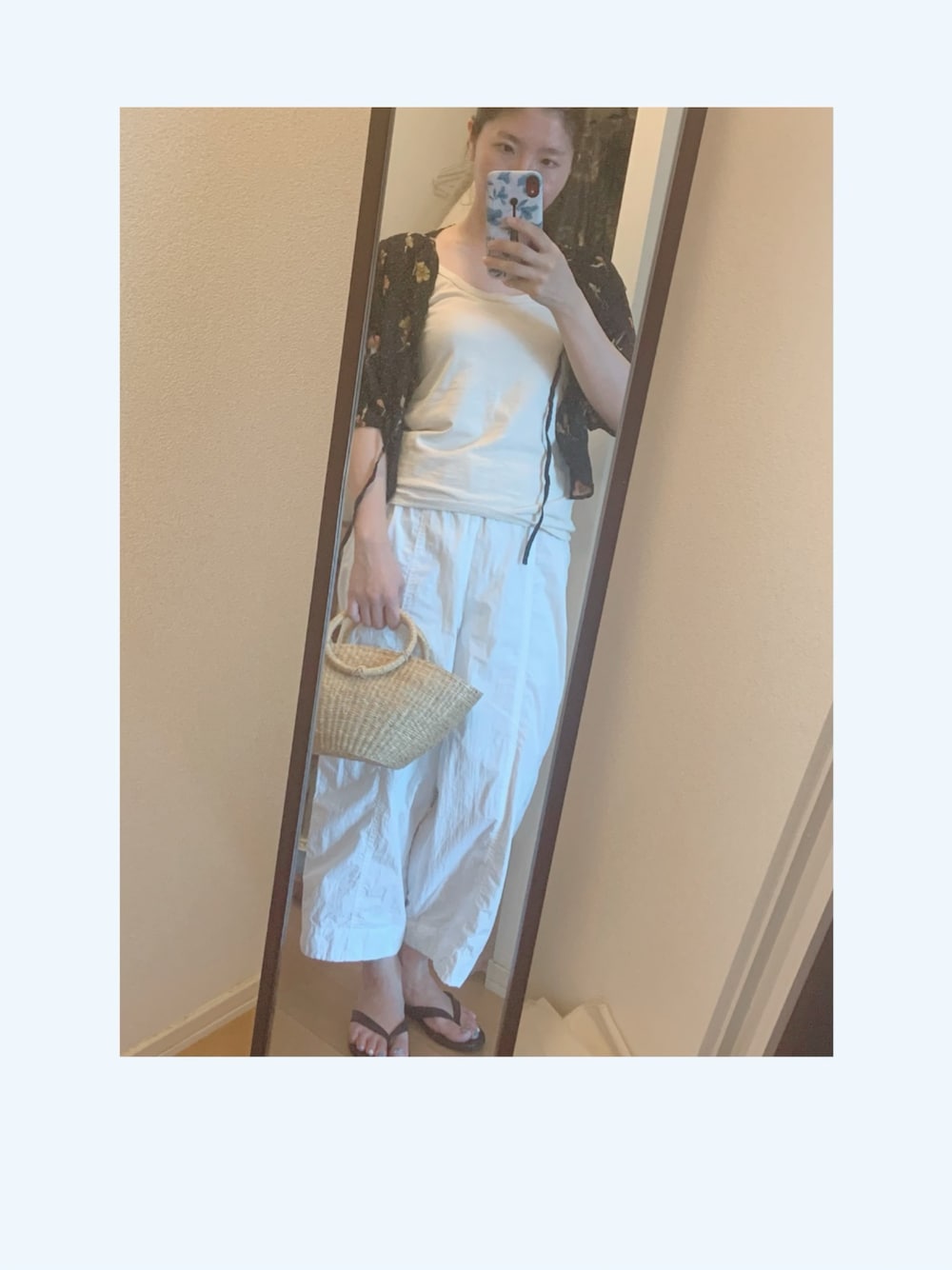 「夏、大人カジュアル、カジュアル、花柄、タンクトップ、ラフパンツ、ビーサン、バッグ、TODAYFUL、オトナ女子」｜「TODAYFULのジョーゼットフラワーカーディガン（カーディガン/ボレロ、ブラック系）」を使った、yukacocoさん（レディース・160cm）の夏コーディネートの1枚目の写真