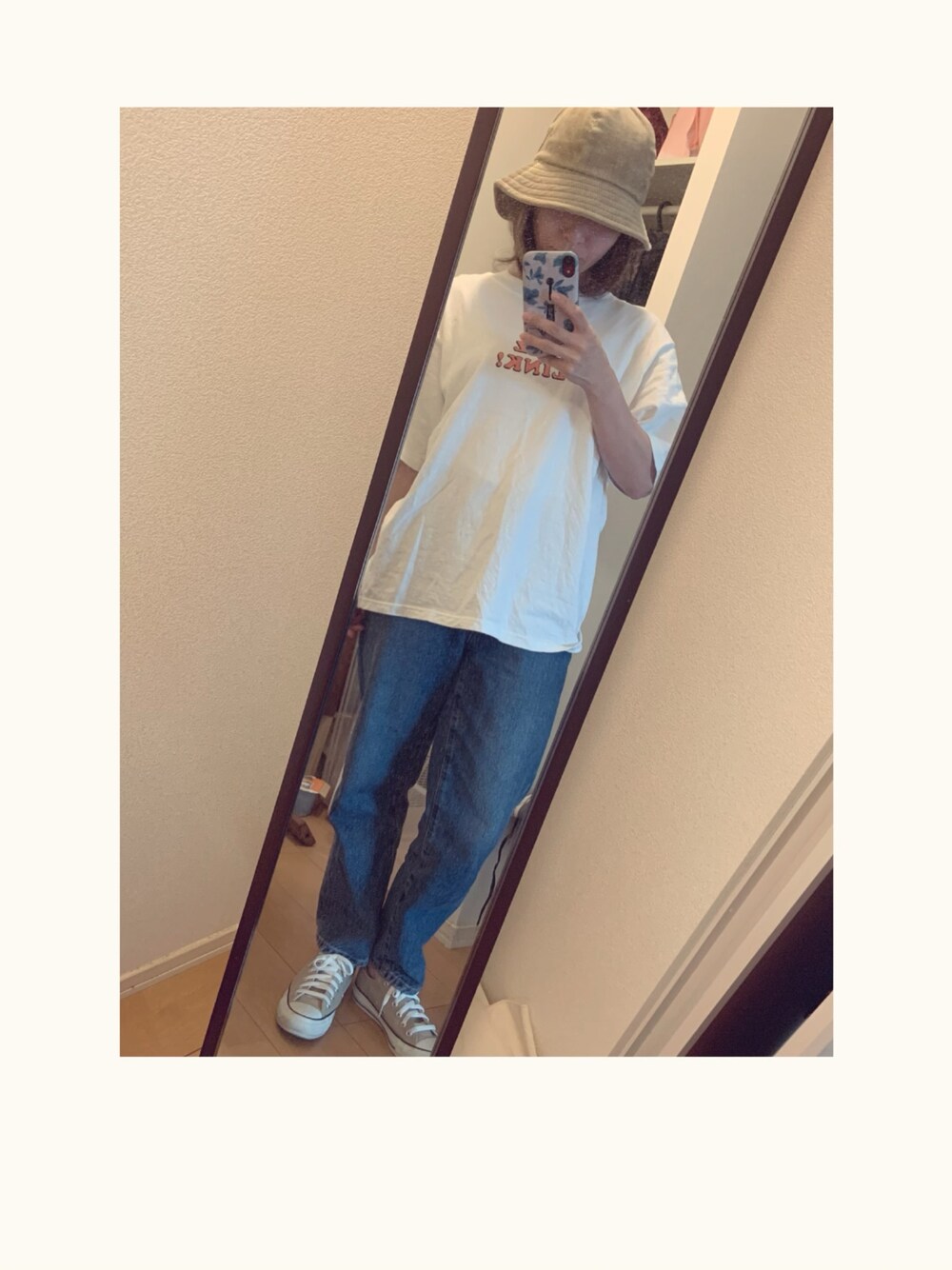 「秋コーデ、大人カジュアル、シンプルコーデ、Tシャツ、デニム、コーデュロイ、ハット、TODAYFUL、コンバース」｜「TODAYFULのFIZZ CLINK Tシャツ（Tシャツ/カットソー、ホワイト系）」を使った、yukacocoさん（レディース・160cm）の秋コーディネートの1枚目の写真