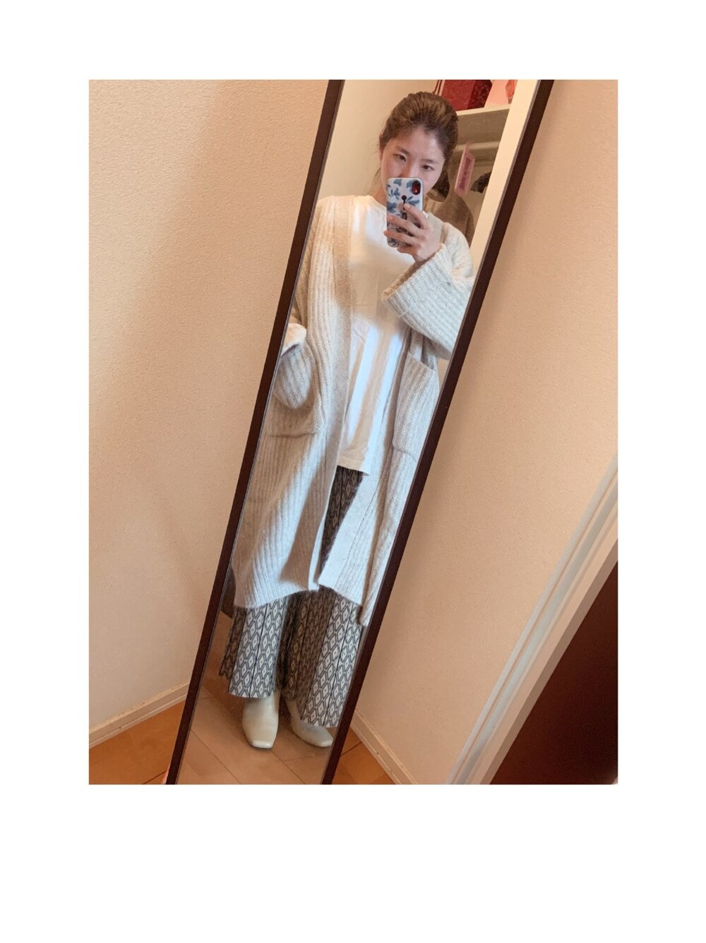 「オトナカジュアル、ゆるコーデ、大人女子、ニットガウン、レギンス、TODAYFUL、ラクチンコーデ、ベージュコーデ」｜「TODAYFULのTODAYFUL(トゥデイフル) "Heart Long T-Shirts"ハートロングTシャツ／12010603（Tシャツ/カットソー、ホワイト系）」を使った、yukacocoさん（レディース・160cm）の秋コーディネートの1枚目の写真