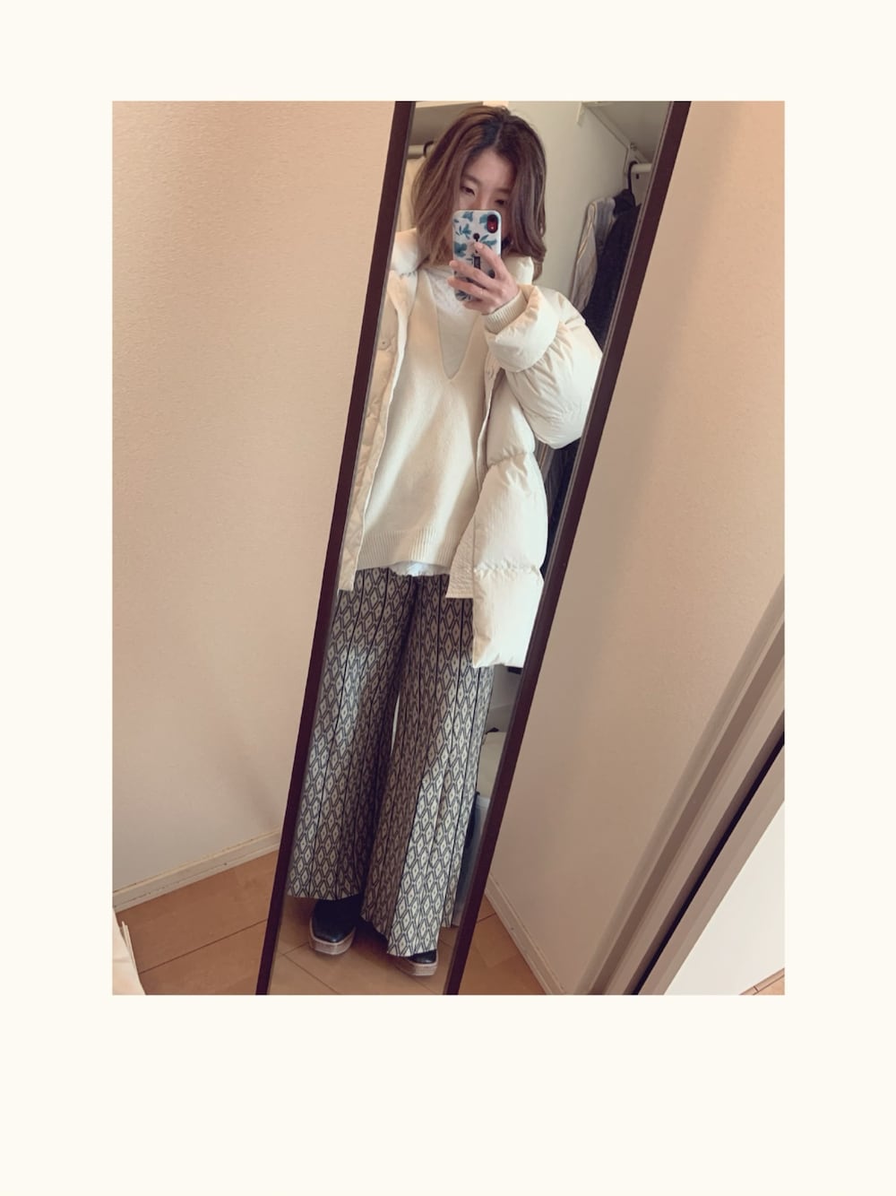「オトナカジュアル、ニットコーデ、大人女子、冬コーデ、ニット、ダウン、レギパン、ブーツ、TODAYFUL」｜「TODAYFULのスタンドカラーダウンジャケット（ダウンジャケット/コート、ホワイト系）」を使った、yukacocoさん（レディース・160cm）の冬コーディネートの1枚目の写真