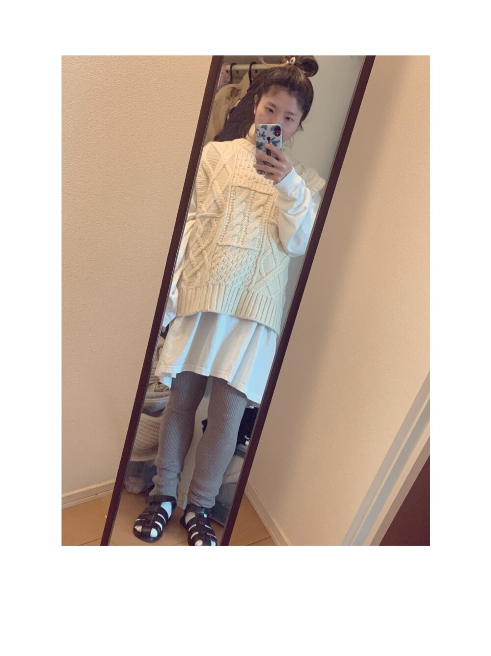 「大人カジュアル、春コーデ、ベスト、ロンT、レギンス、サンダル、サンダルに靴下、TODAYFUL」｜「TODAYFULのケーブルニットベスト（ニット/セーター、ホワイト系）」を使った、yukacocoさん（レディース・160cm）の春コーディネートの1枚目の写真